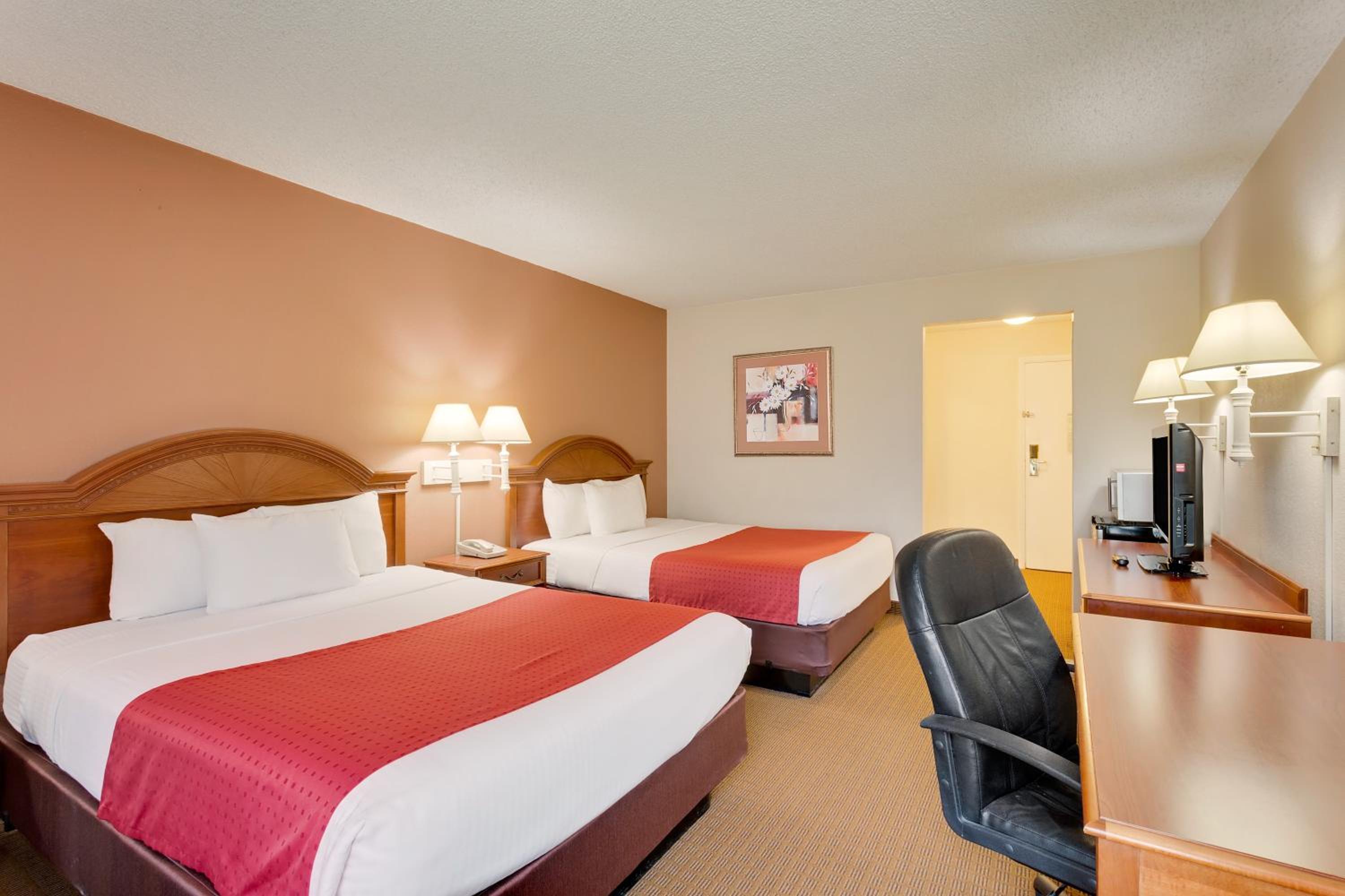 Queen Room with Two Queen Beds - Non-Smoking - Photo 1