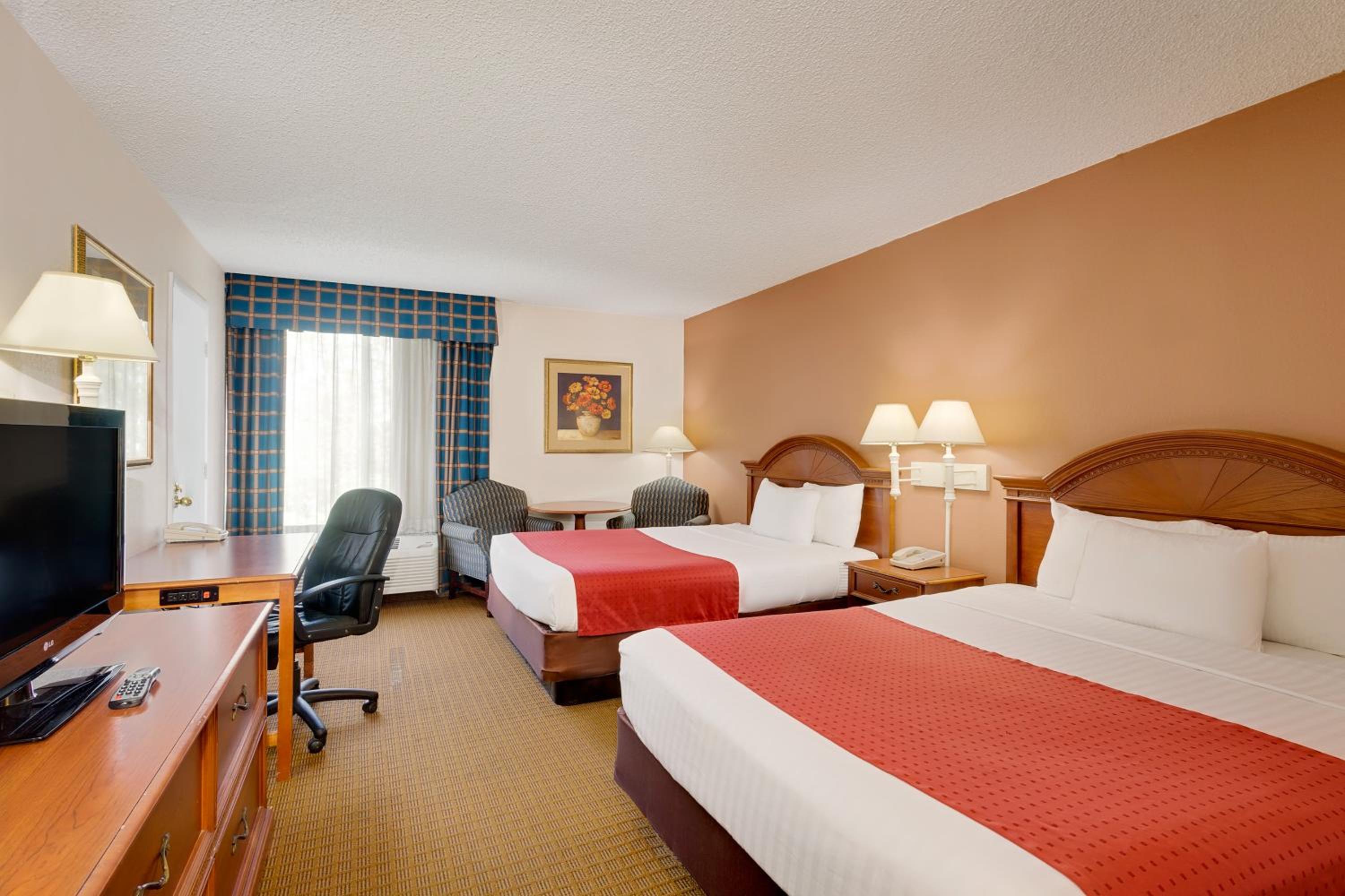 Queen Room with Two Queen Beds - Non-Smoking - Photo 3