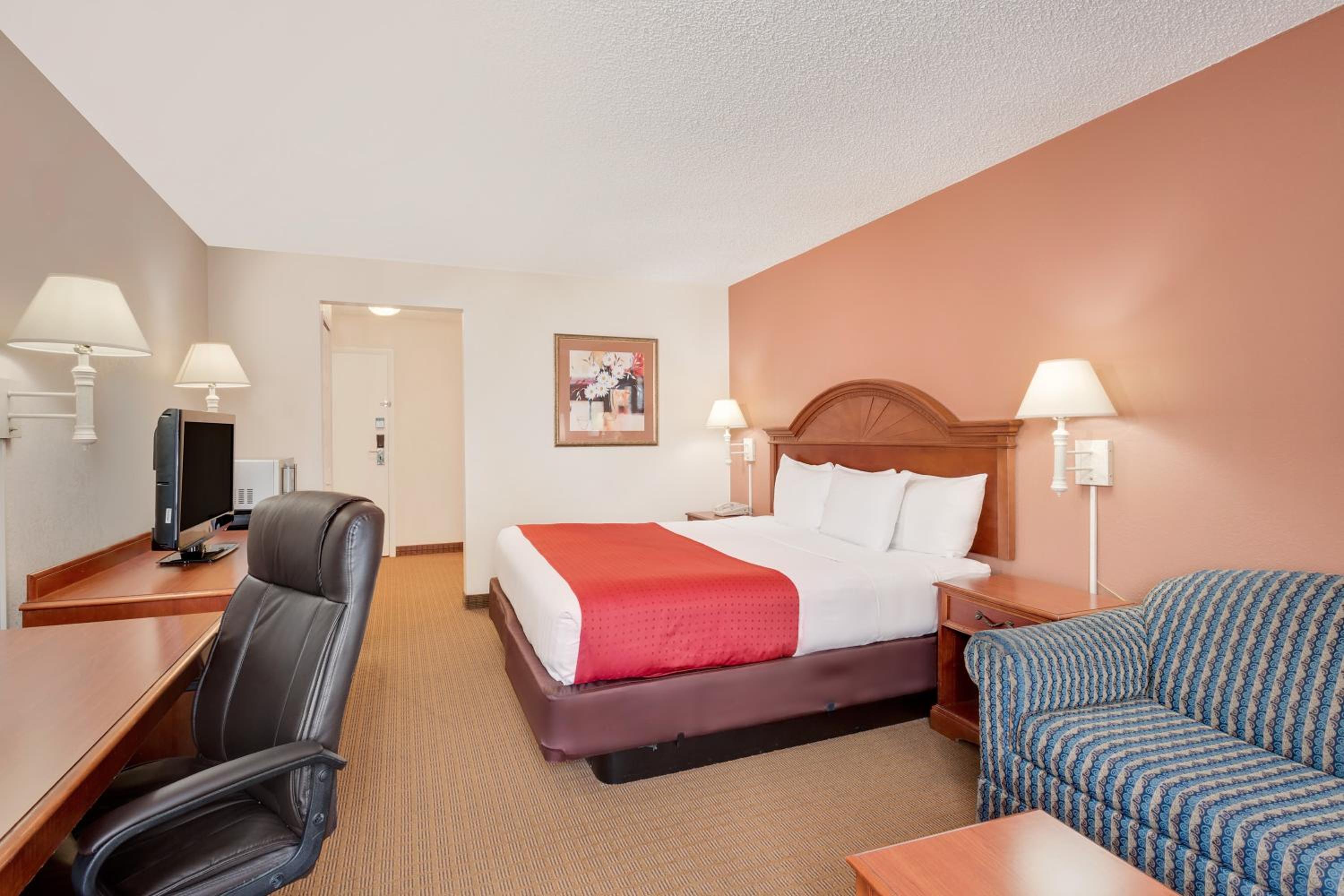 King Room - Non-Smoking - Photo 2