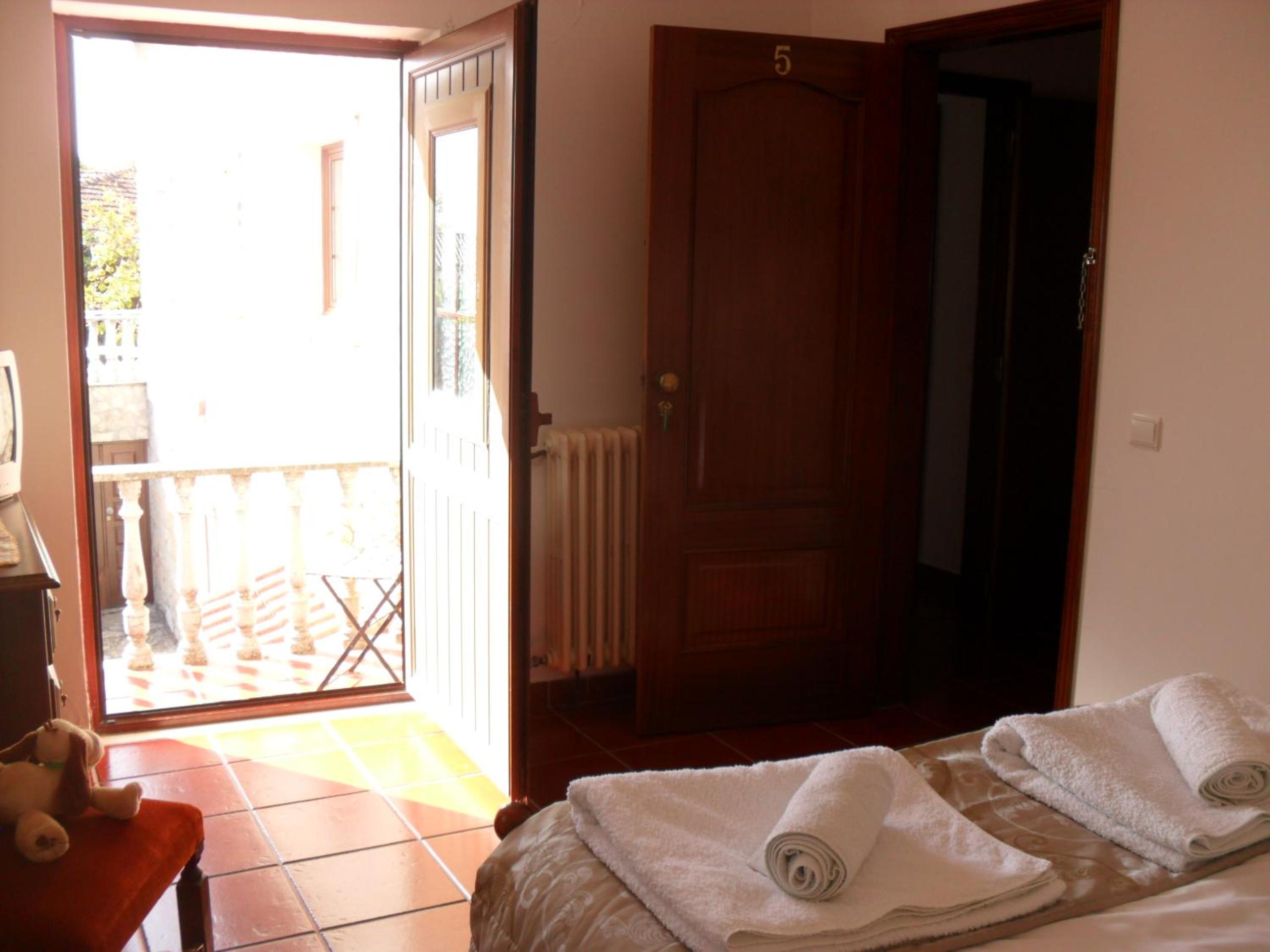 Double Room with Balcony - Photo 2
