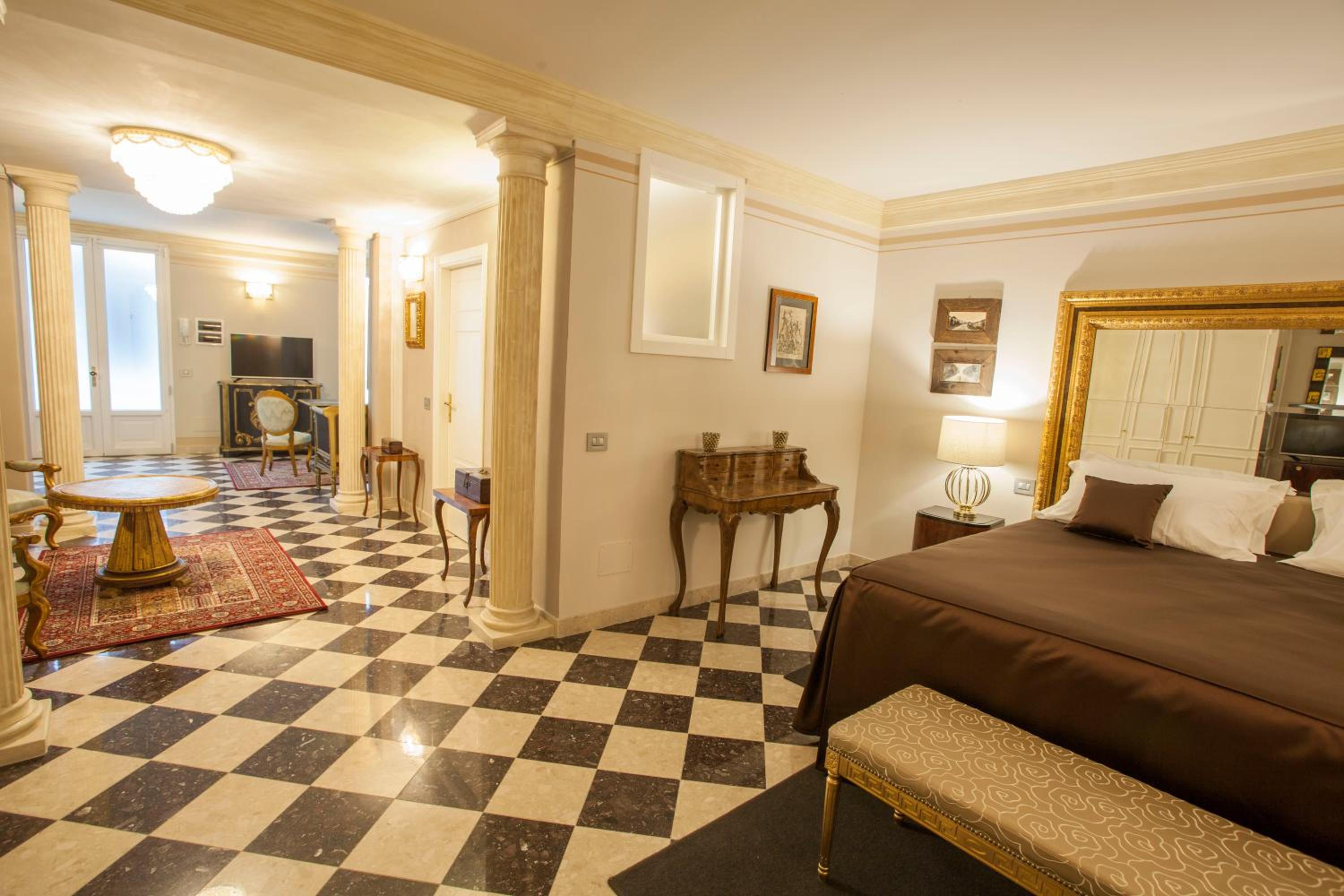 Deluxe Suite - Photo 6