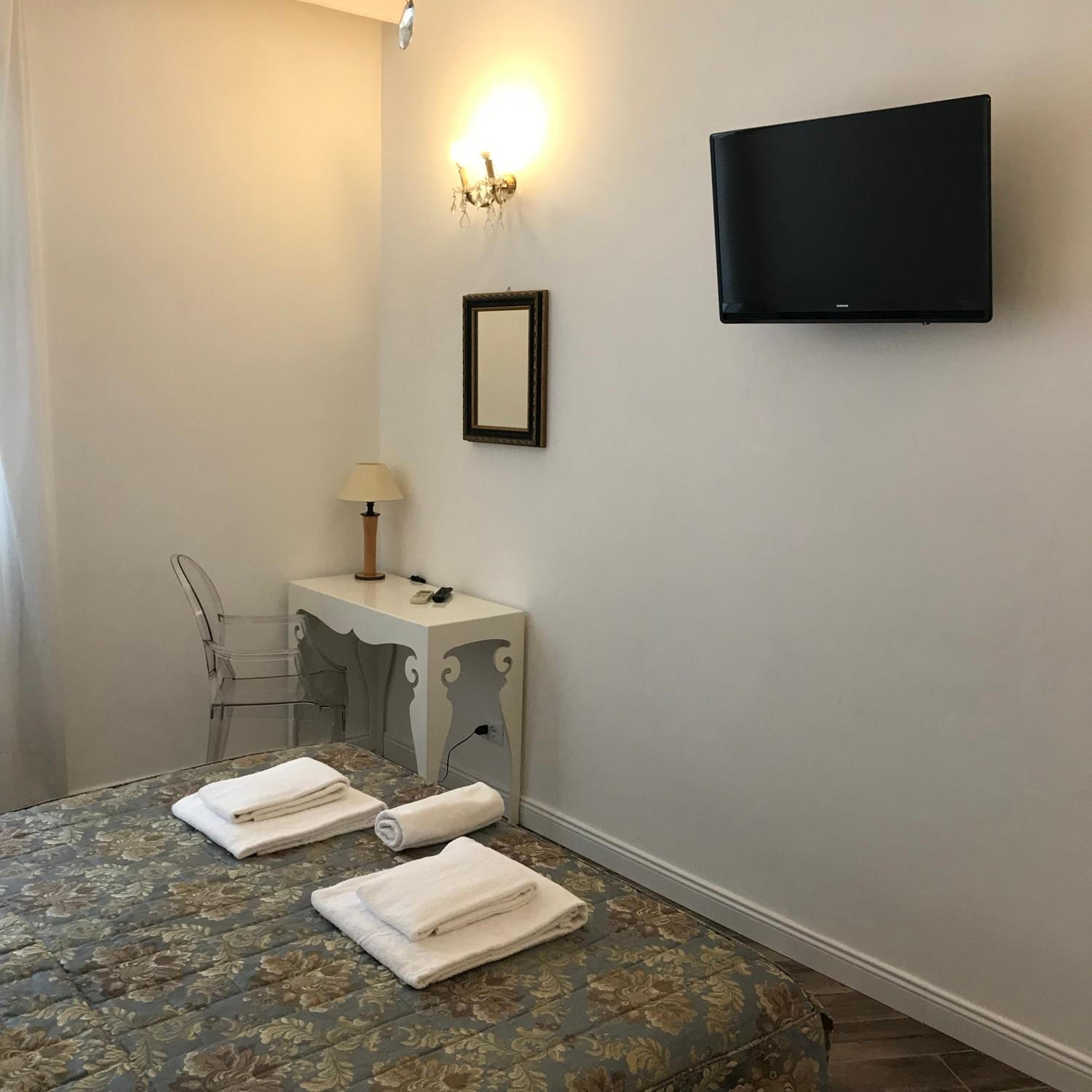 Twin Room with Shared Bathroom photo 3