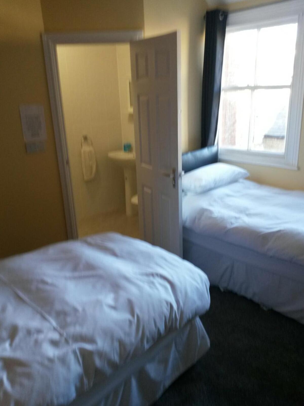 Standard Twin Room with with En-Suite Shower photo 2