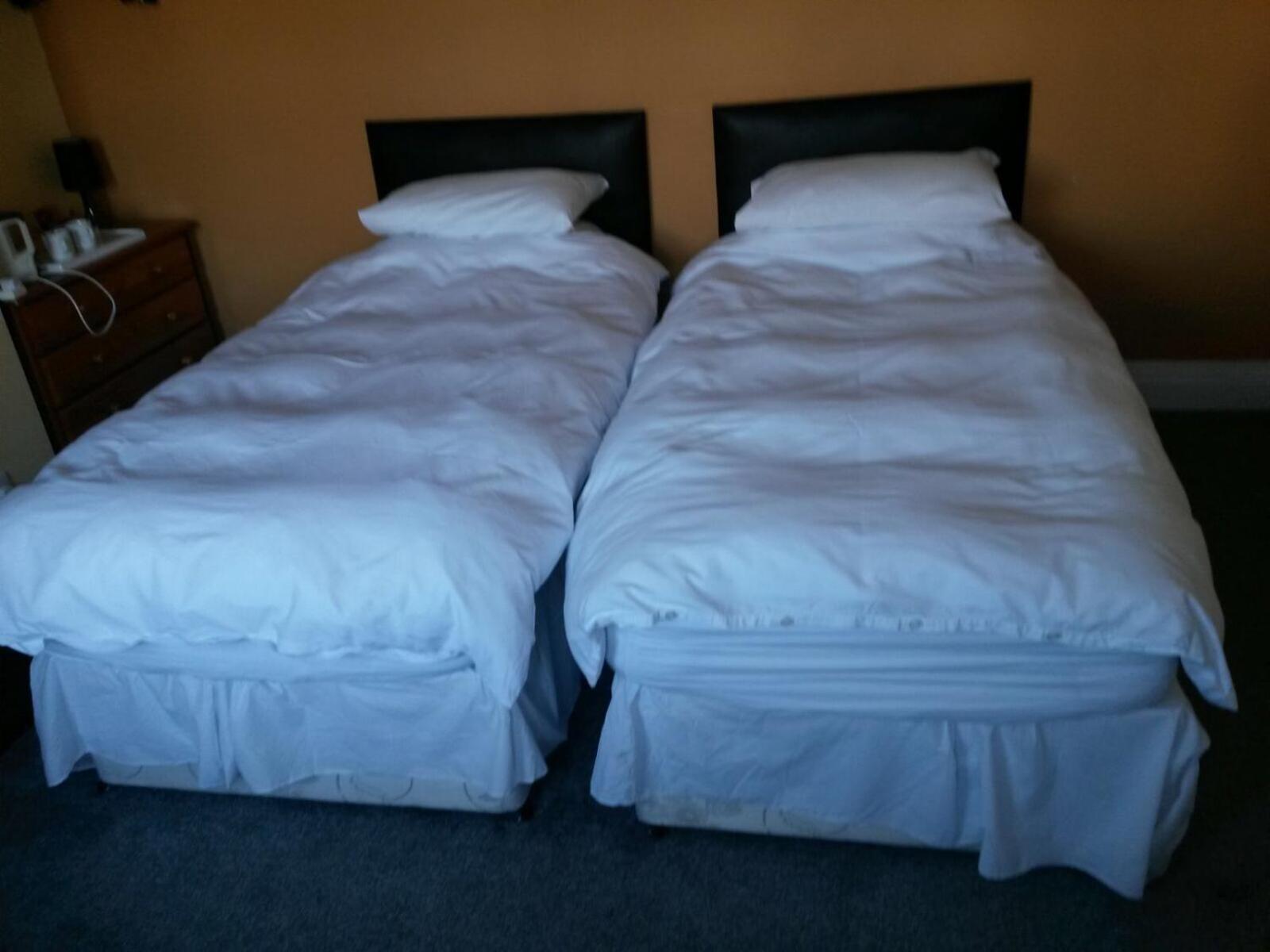 Standard Twin Room with with En-Suite Shower photo 1