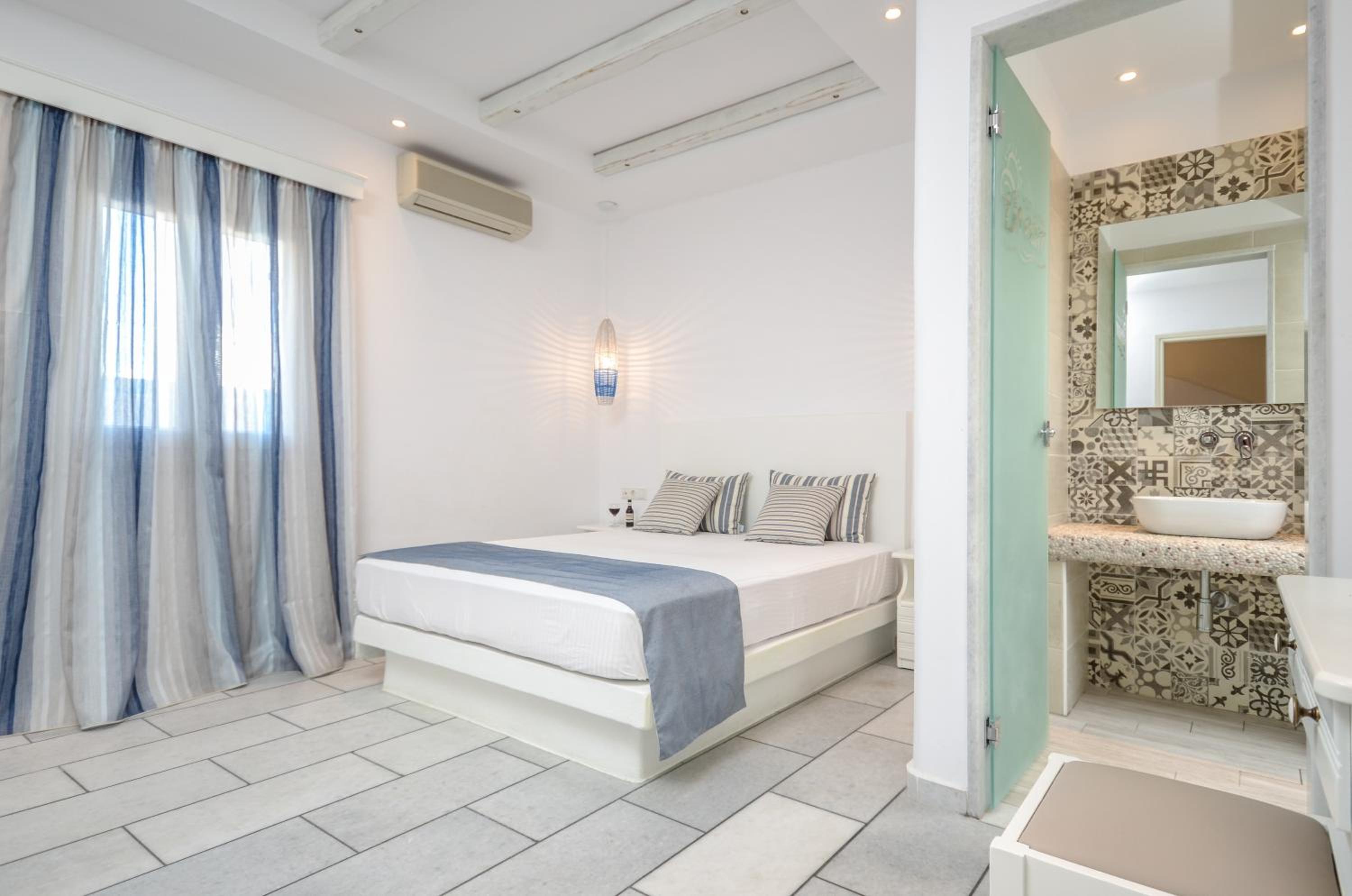 One-Bedroom Apartment - Photo 2