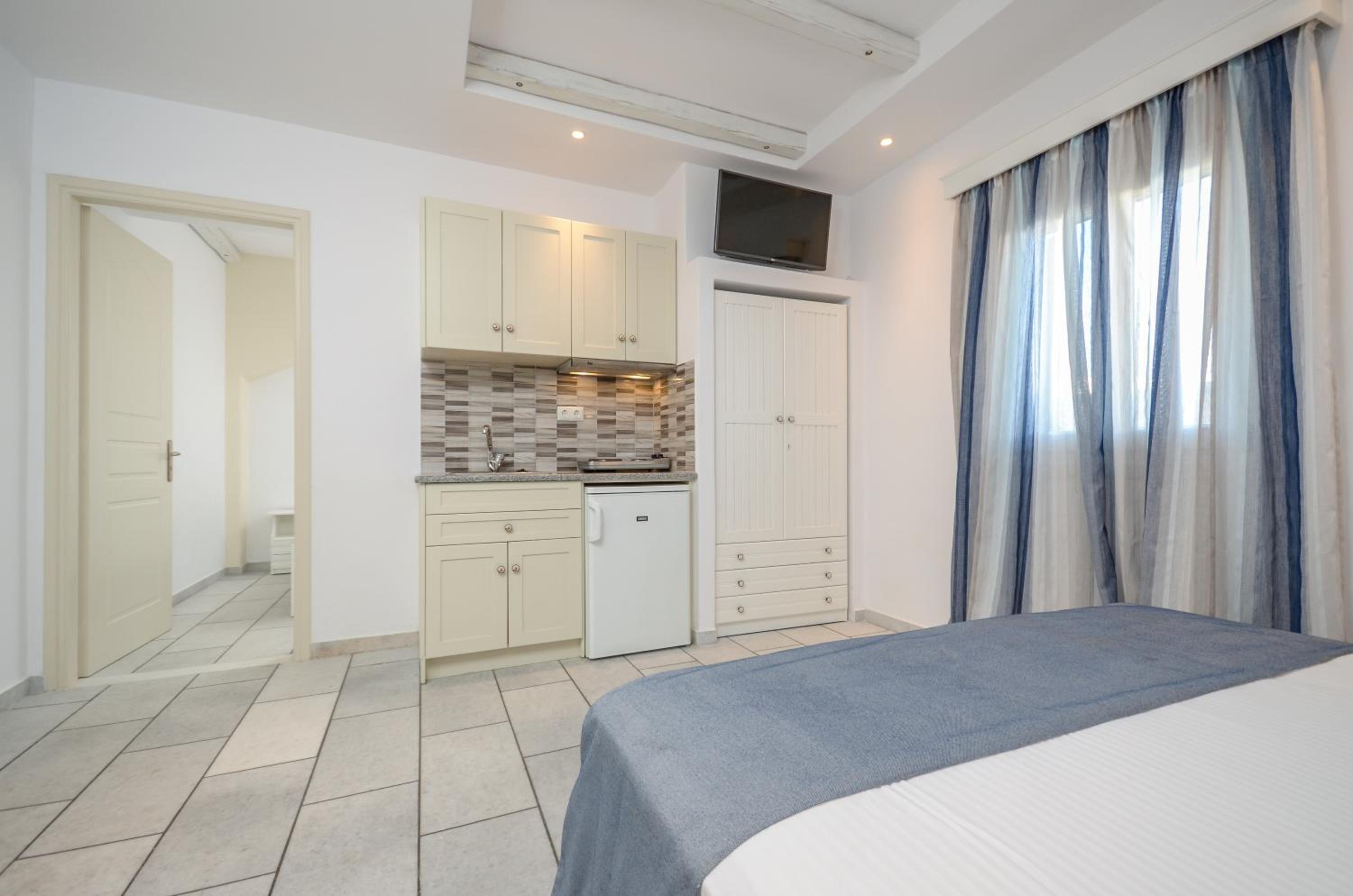 One-Bedroom Apartment - Photo 1