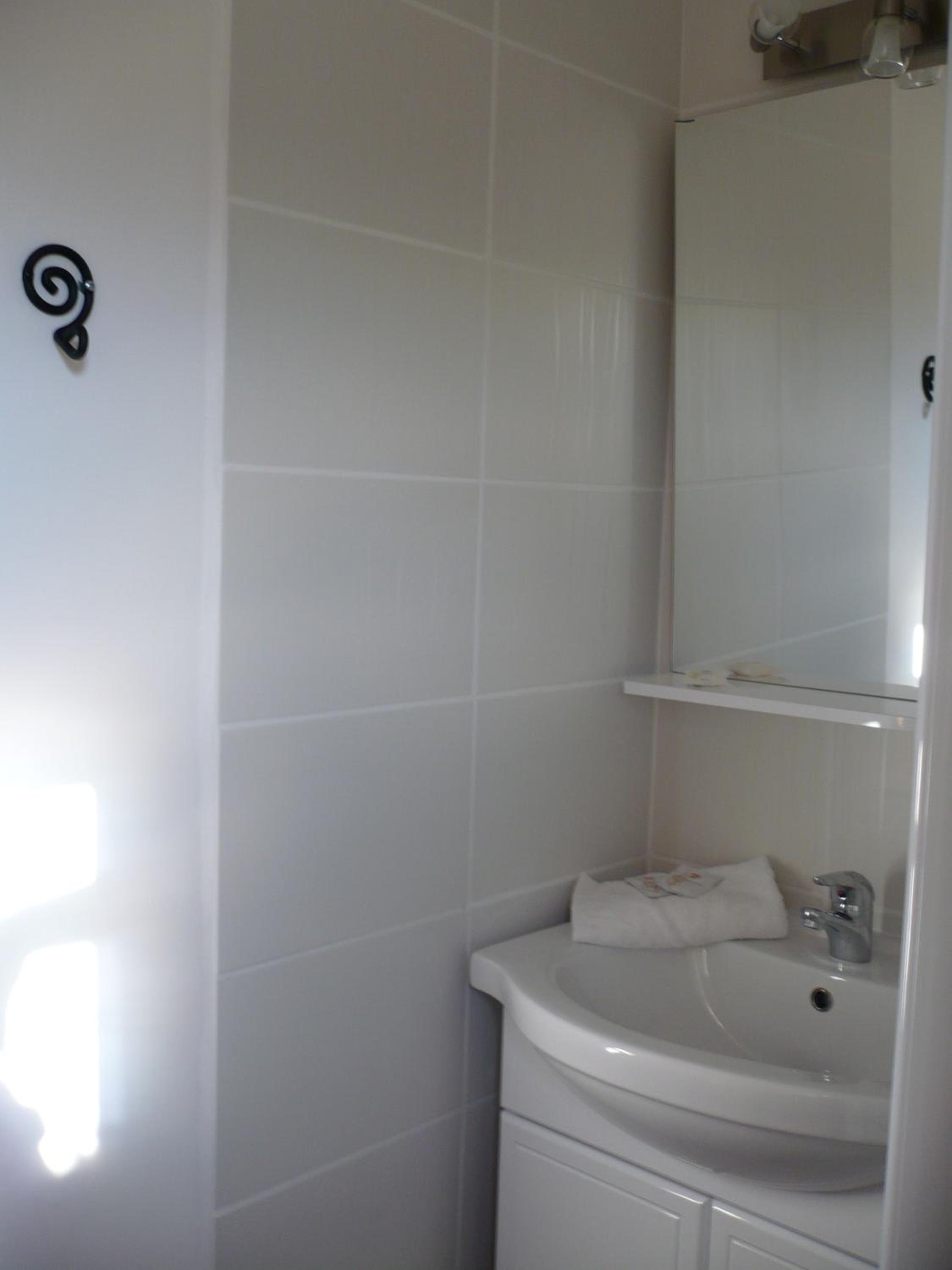 Double Room - Photo 9