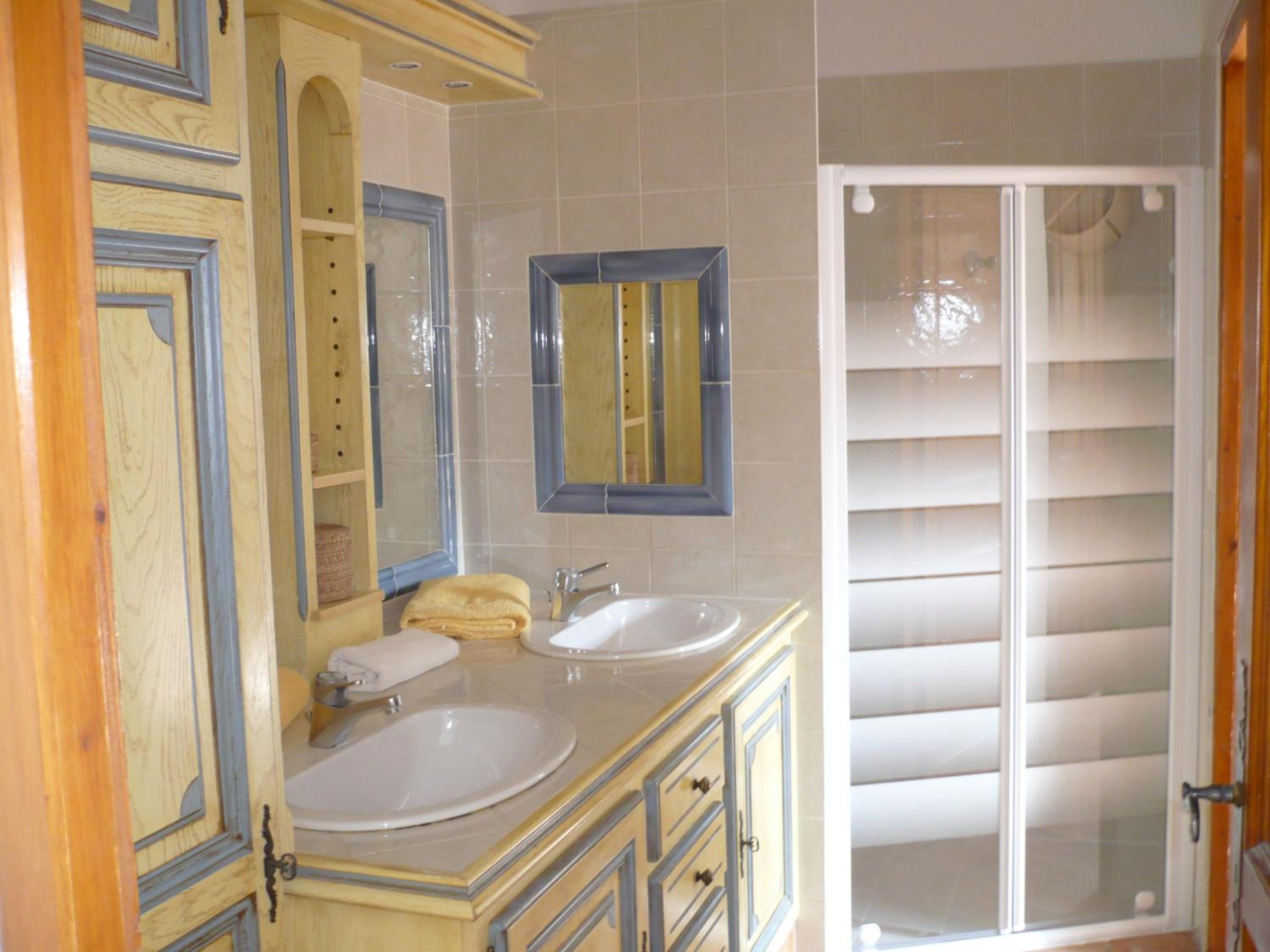 Suite (2 Adults) - Photo 6