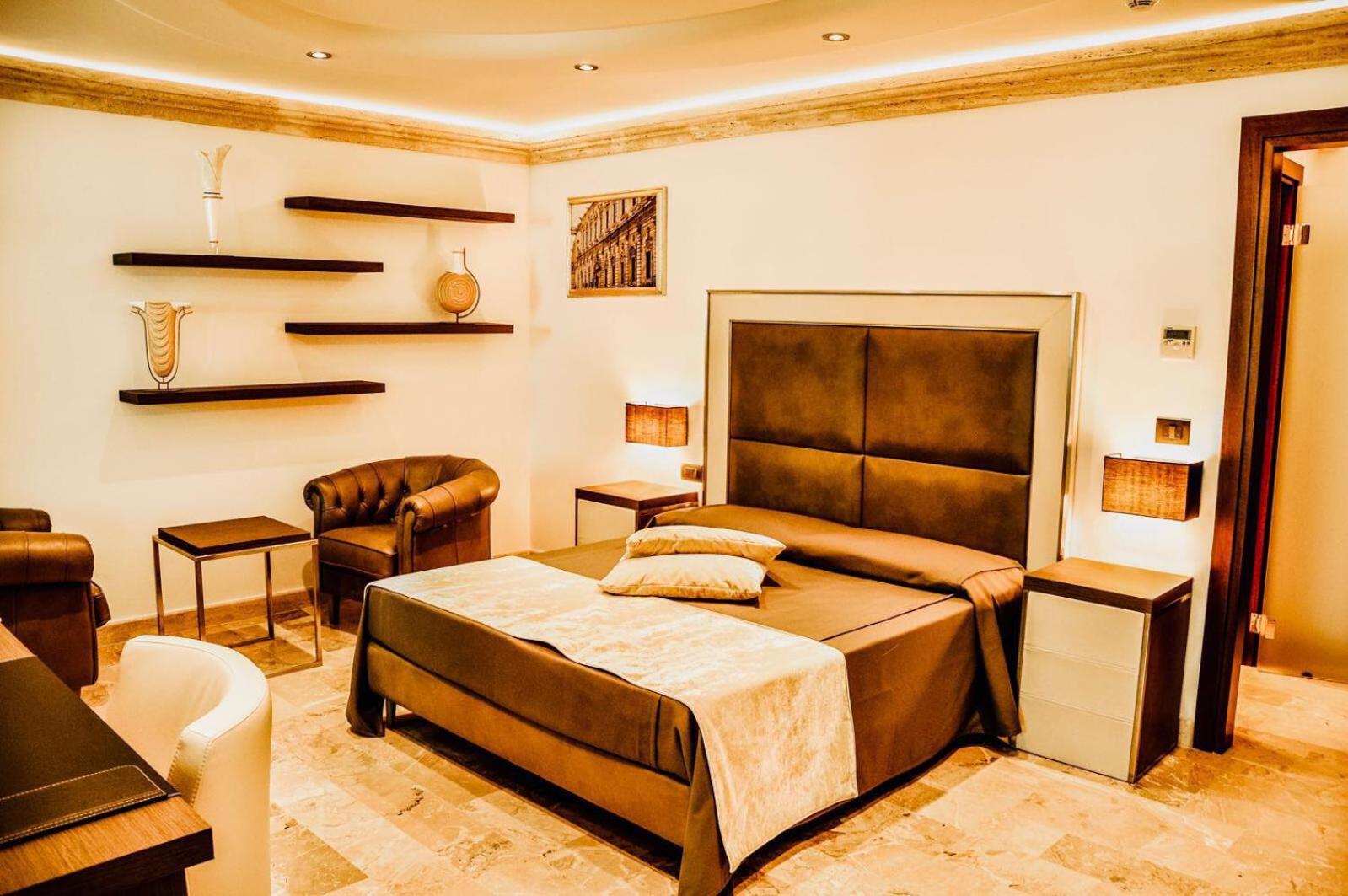 Deluxe Suite with Spa Bath photo 2
