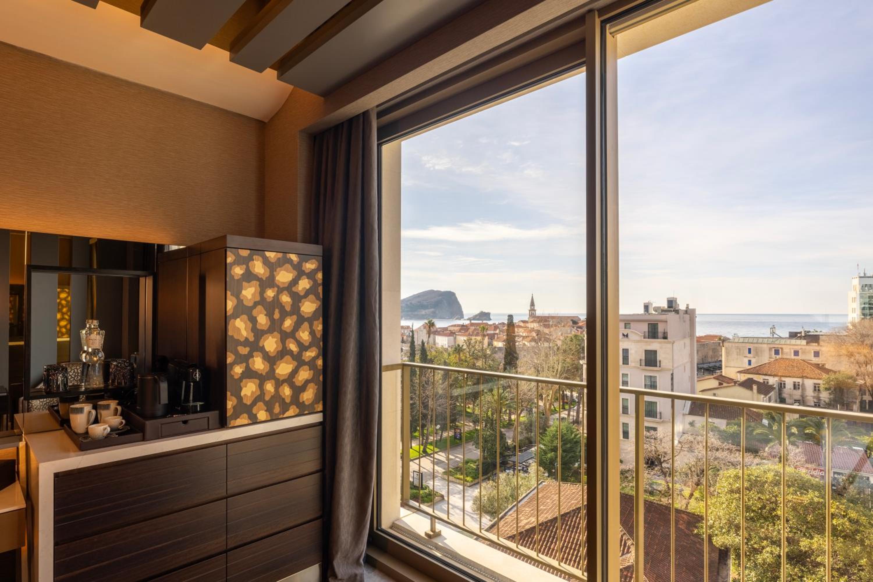 Deluxe Twin Room with Partial Sea View