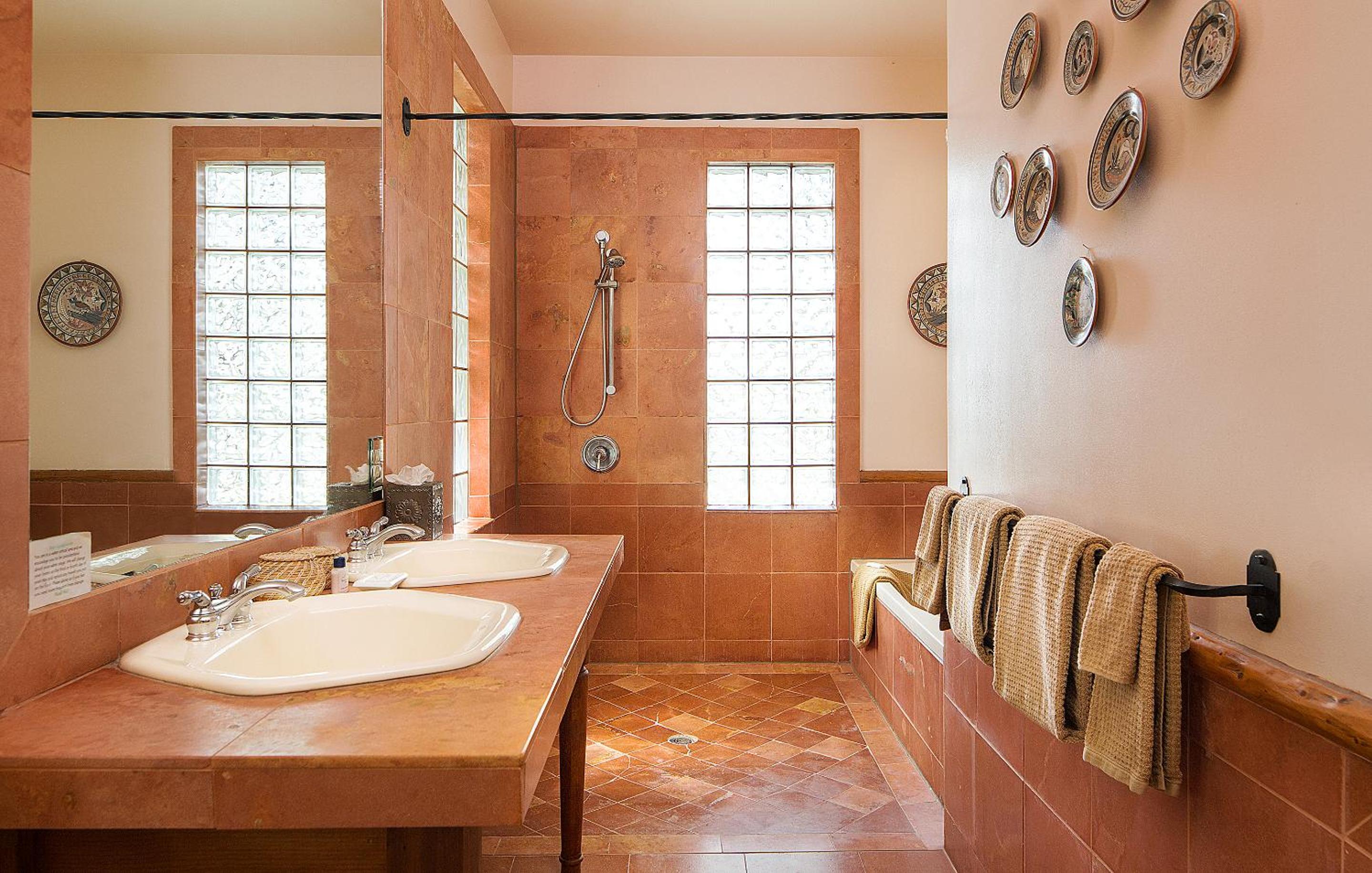 Deluxe King Suite photo 2