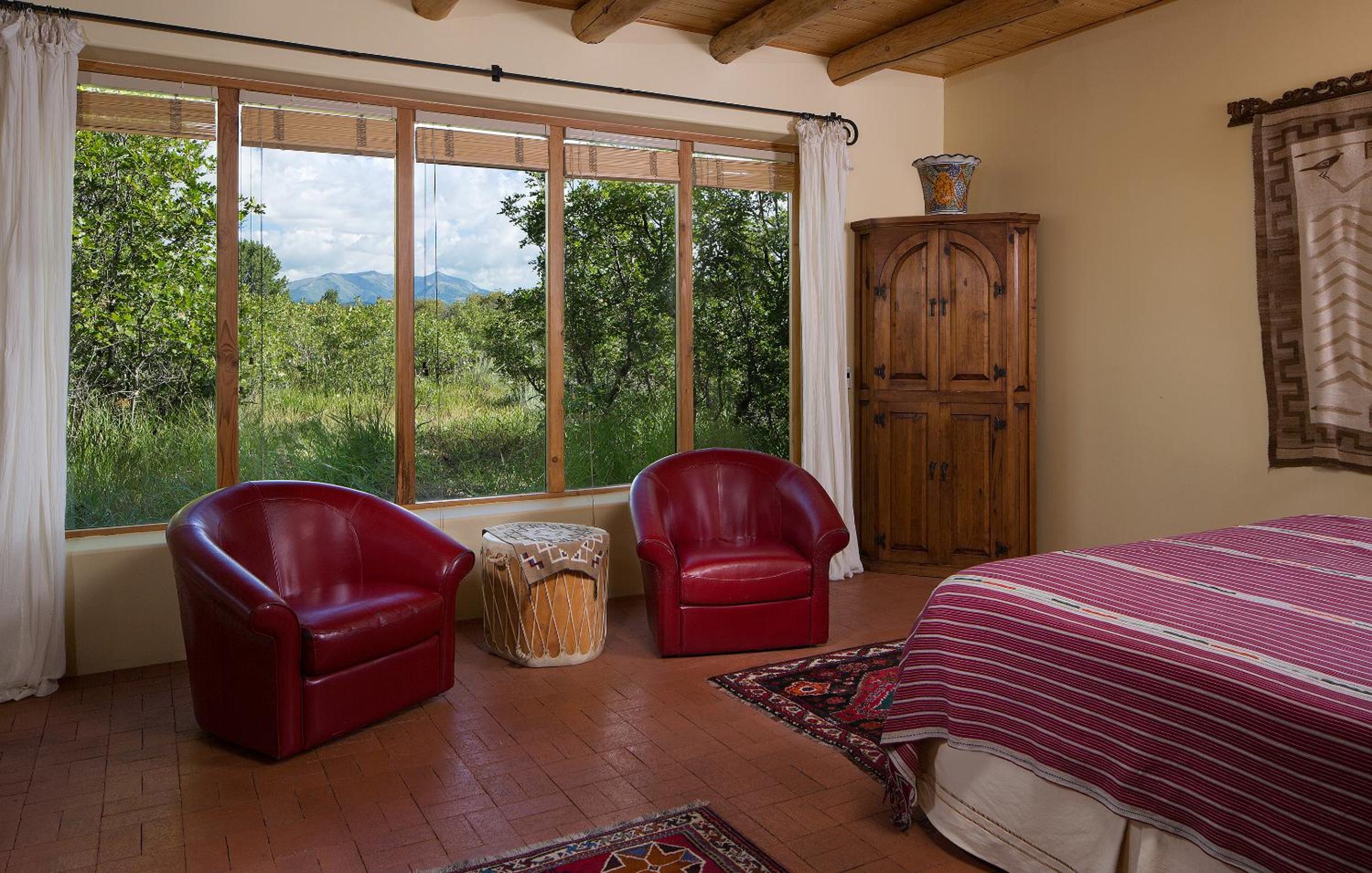 Deluxe King Suite photo 2