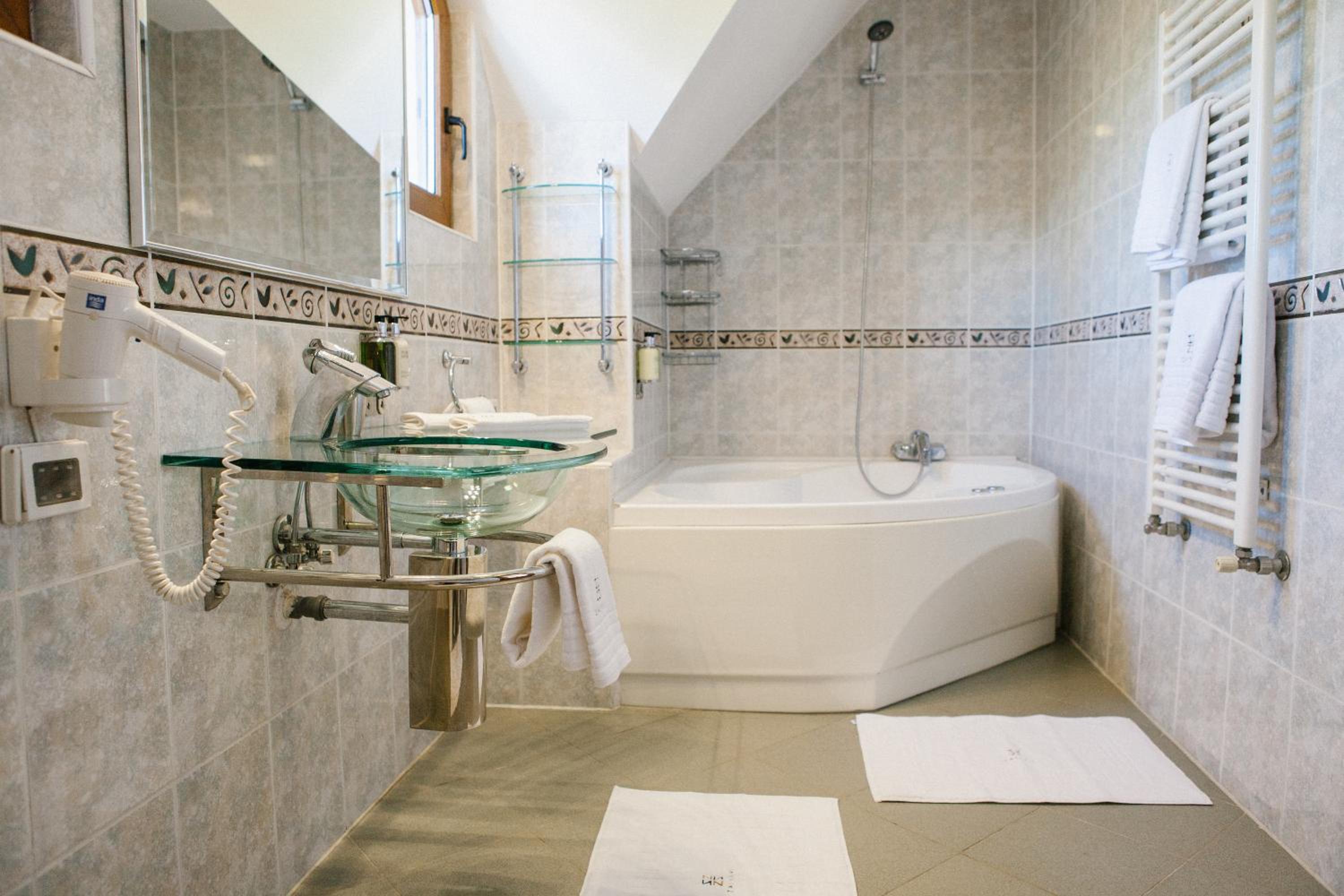 Family Suite with Balcony - Photo 9