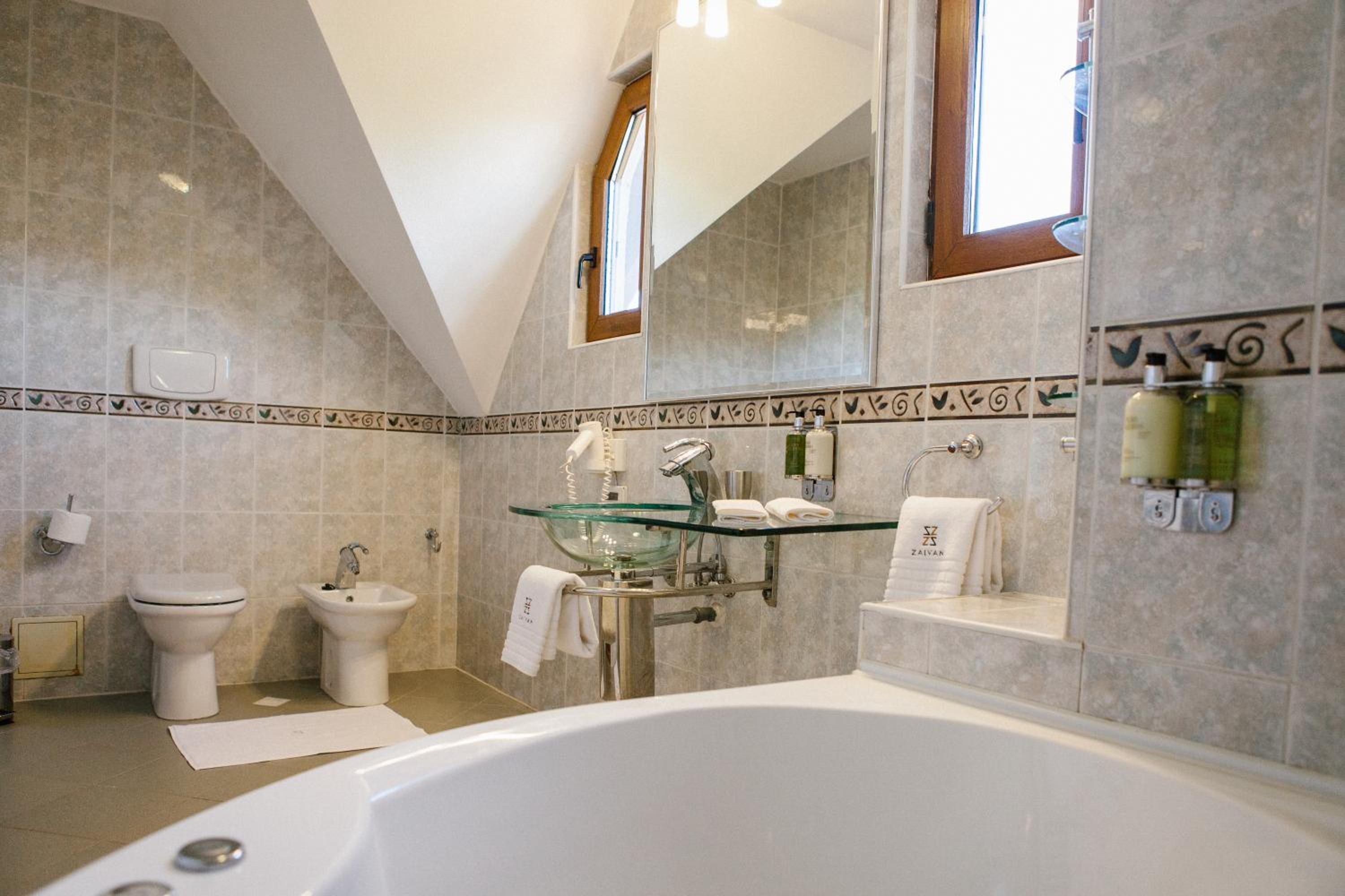 Family Suite with Balcony - Photo 3