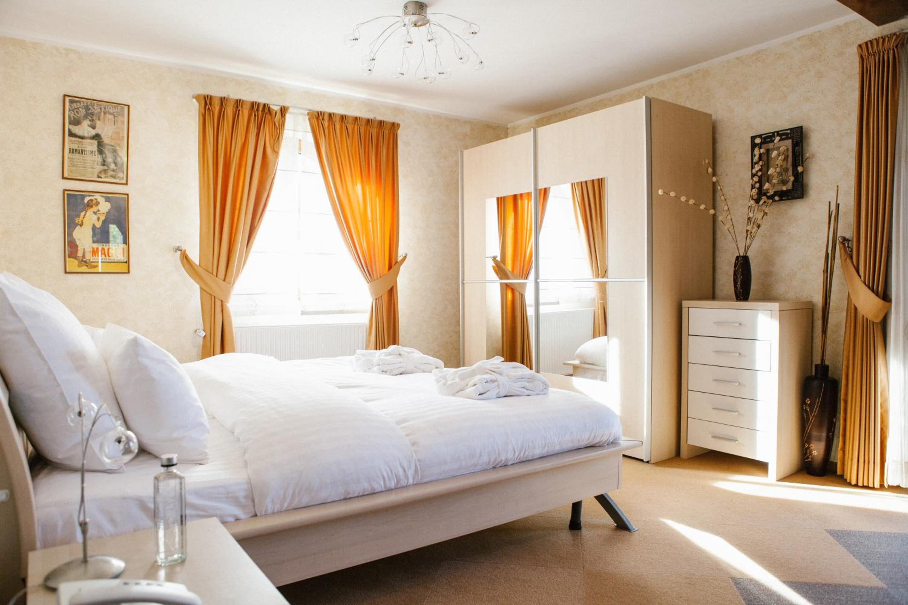 Family Suite with Balcony - Photo 8