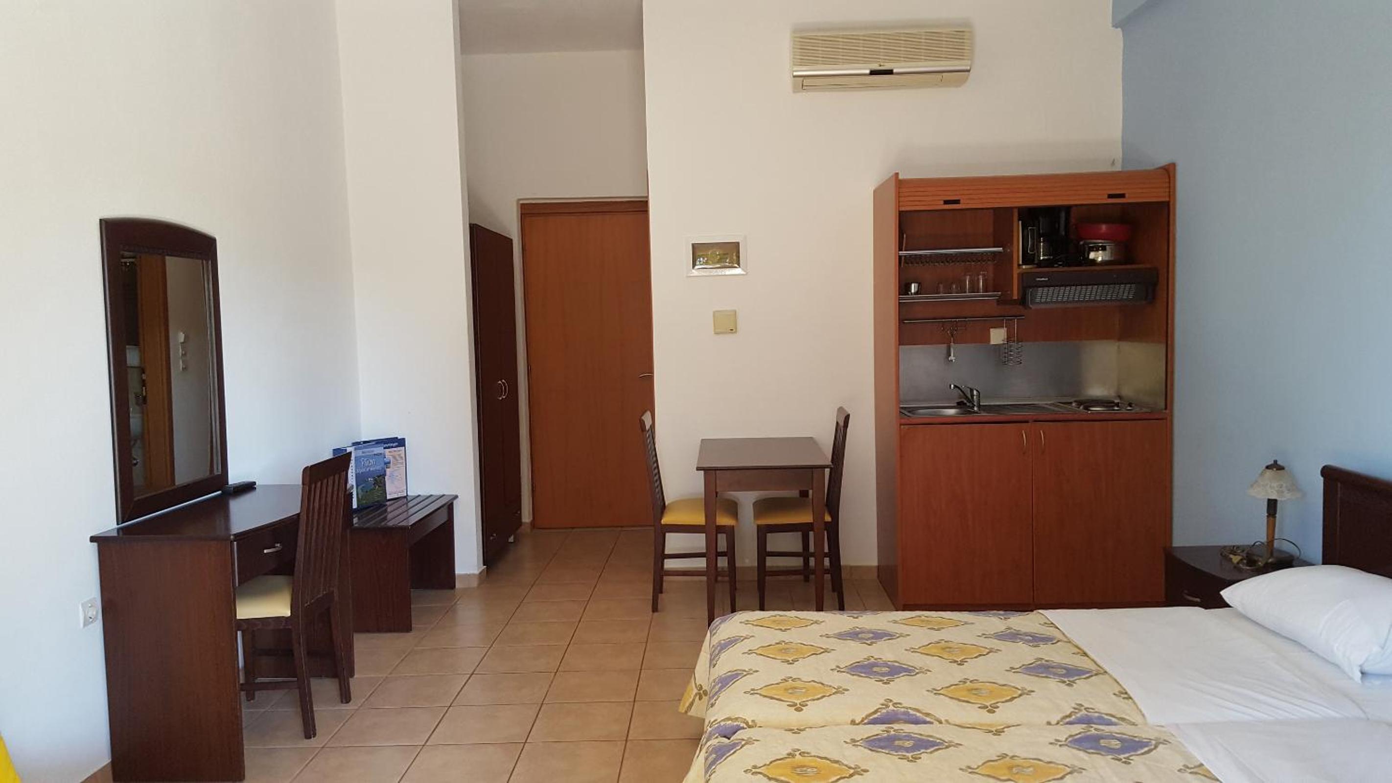 Studio (3 Adults + 1 child) - 3 photo 1
