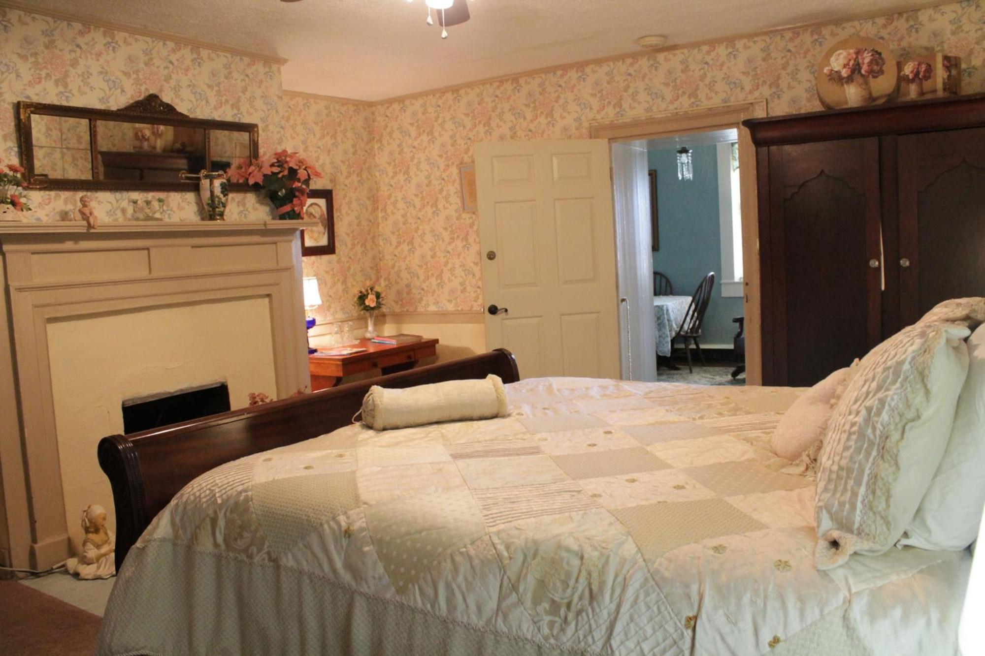 Deluxe King Room - Photo 5