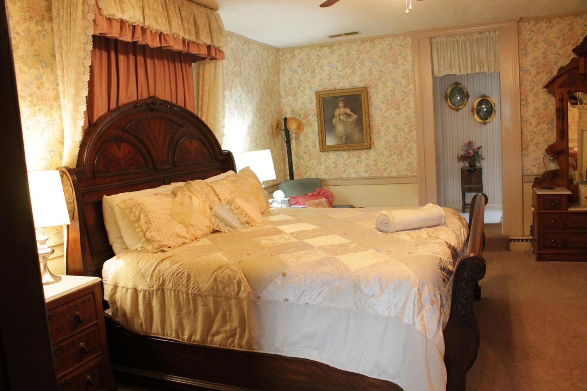 Deluxe King Room - Photo 11