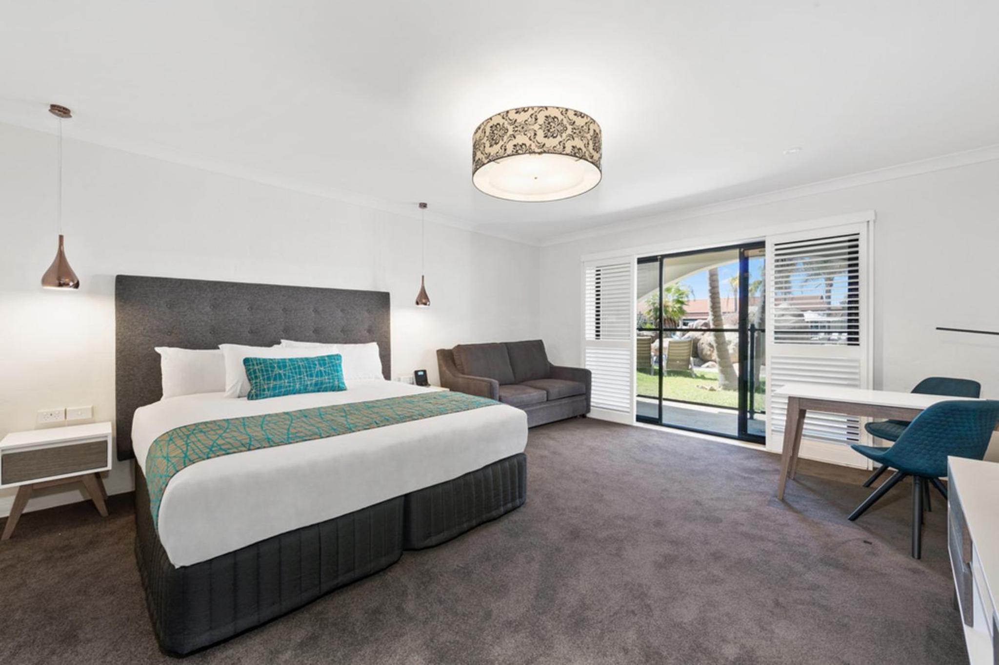 King Room with Patio - Non-smoking