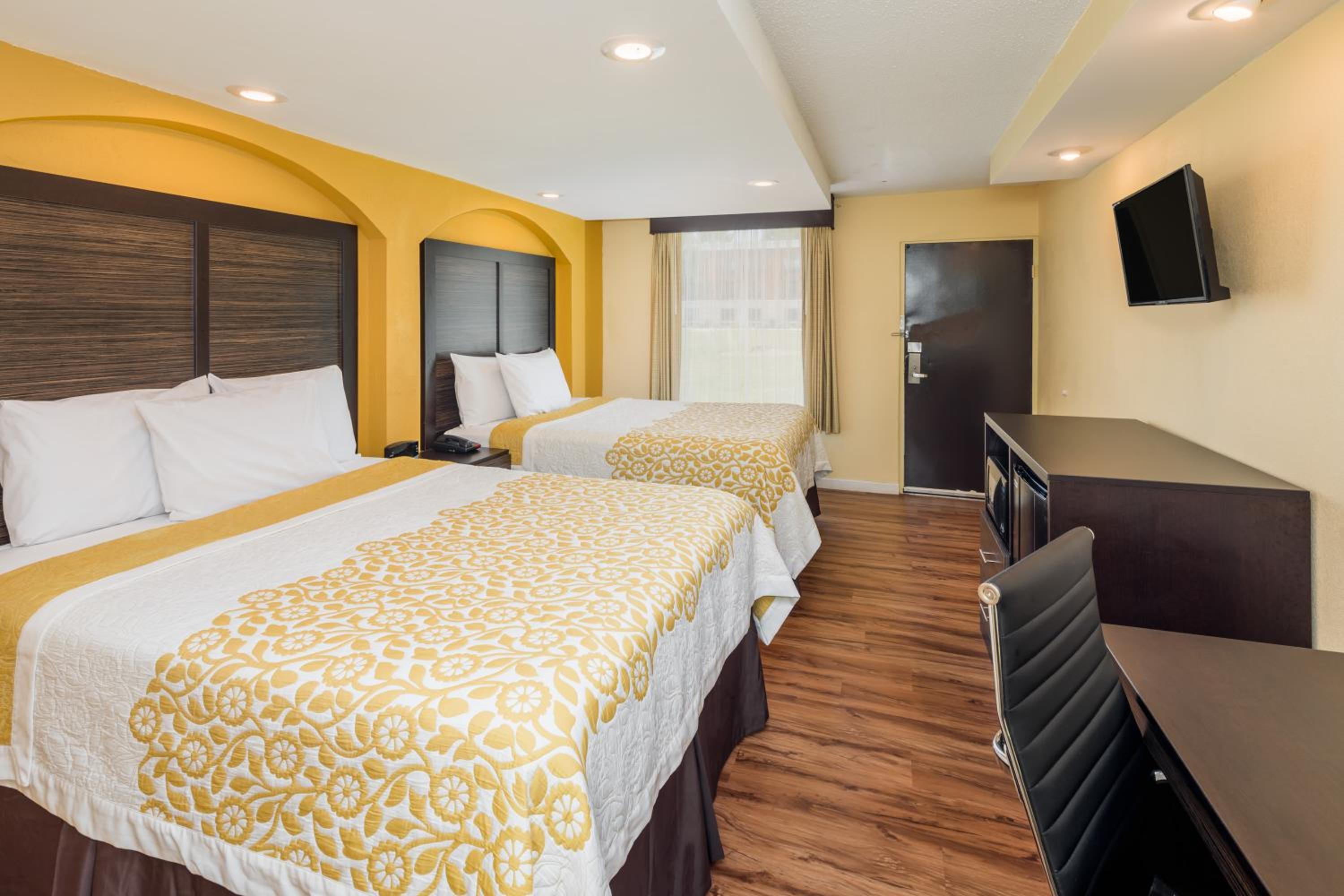 Queen Room with Two Queen Beds - Photo 2