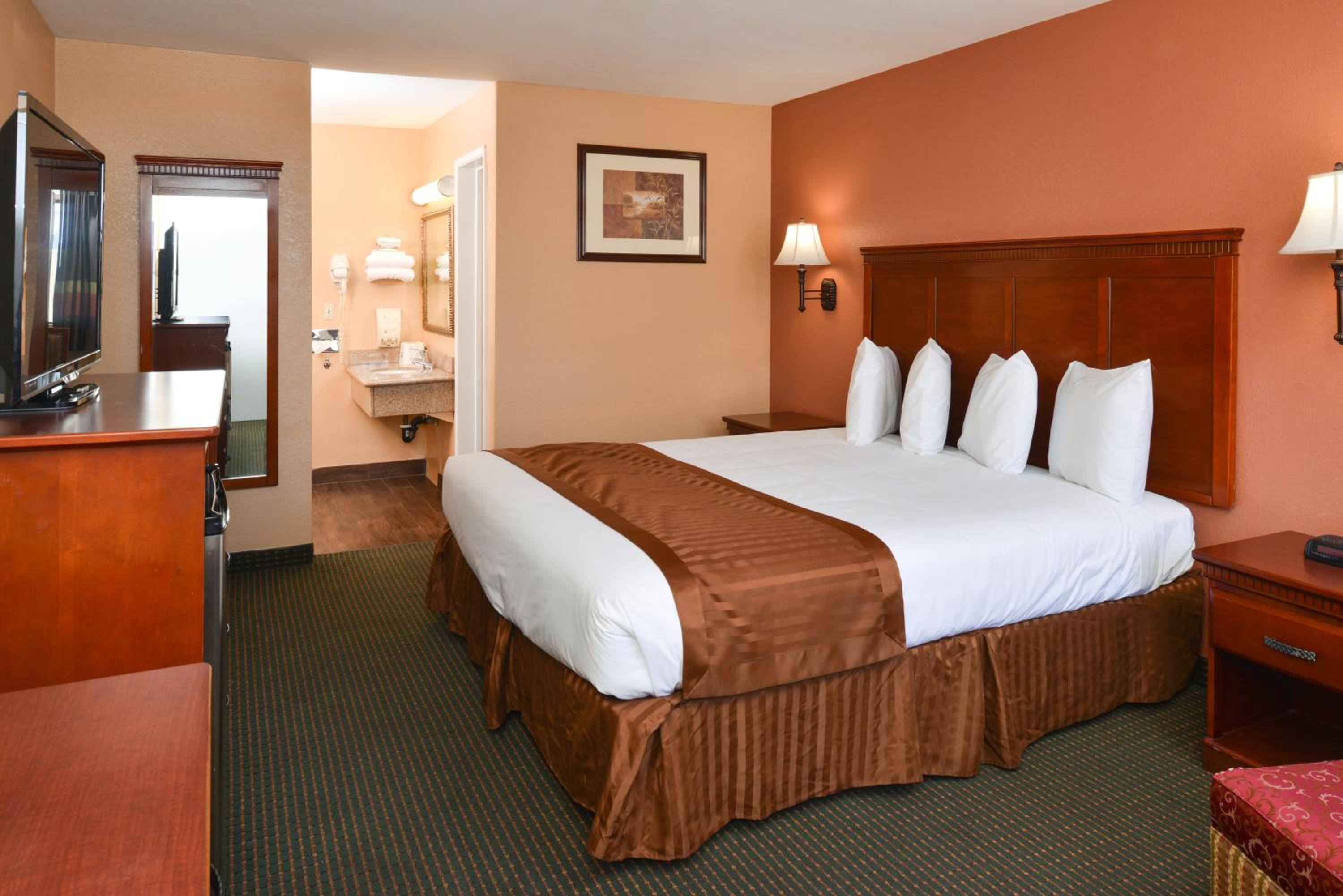 1 King Bed Non-Smoking - Photo 1