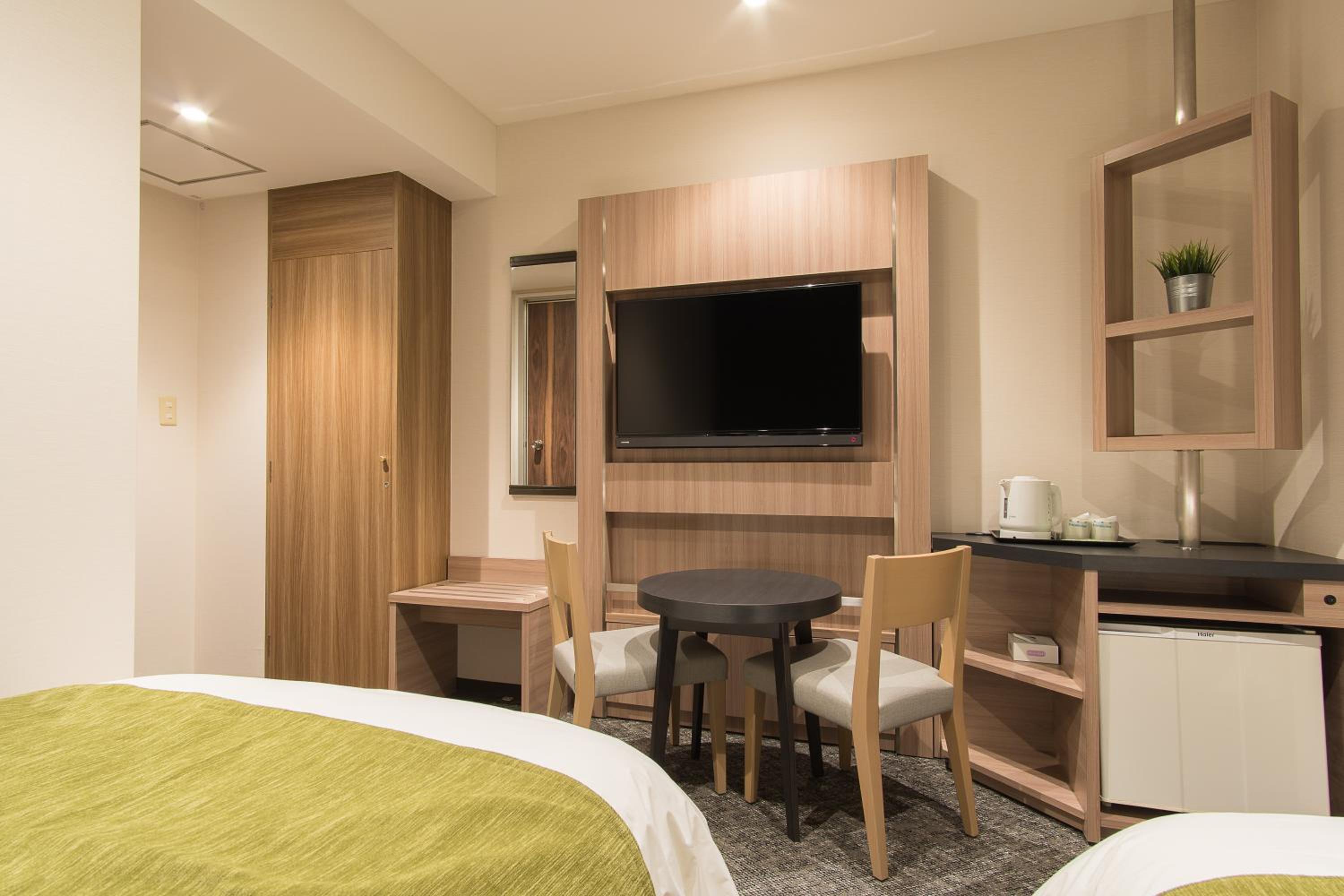 Standard Twin Room with City View - Smoking photo 3