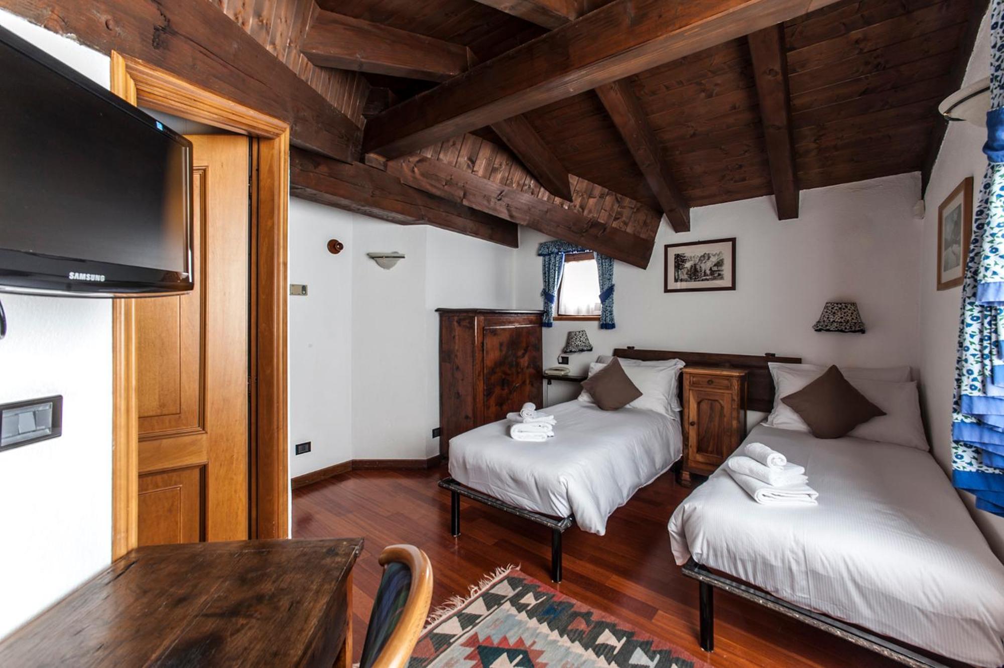 Double or Twin Room with Mountain View photo 1