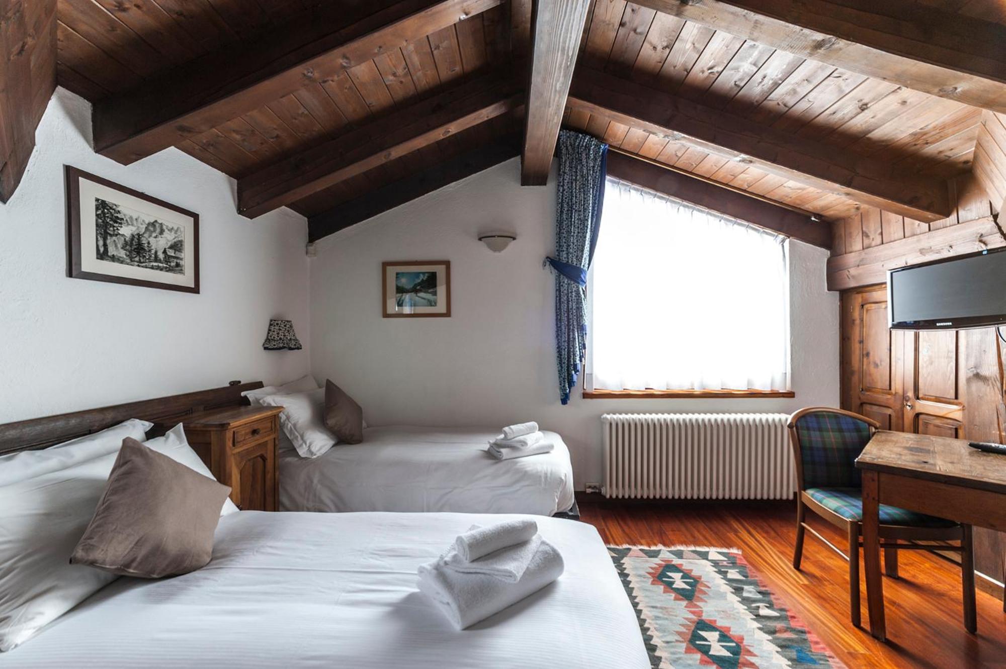Double or Twin Room with Mountain View photo 2