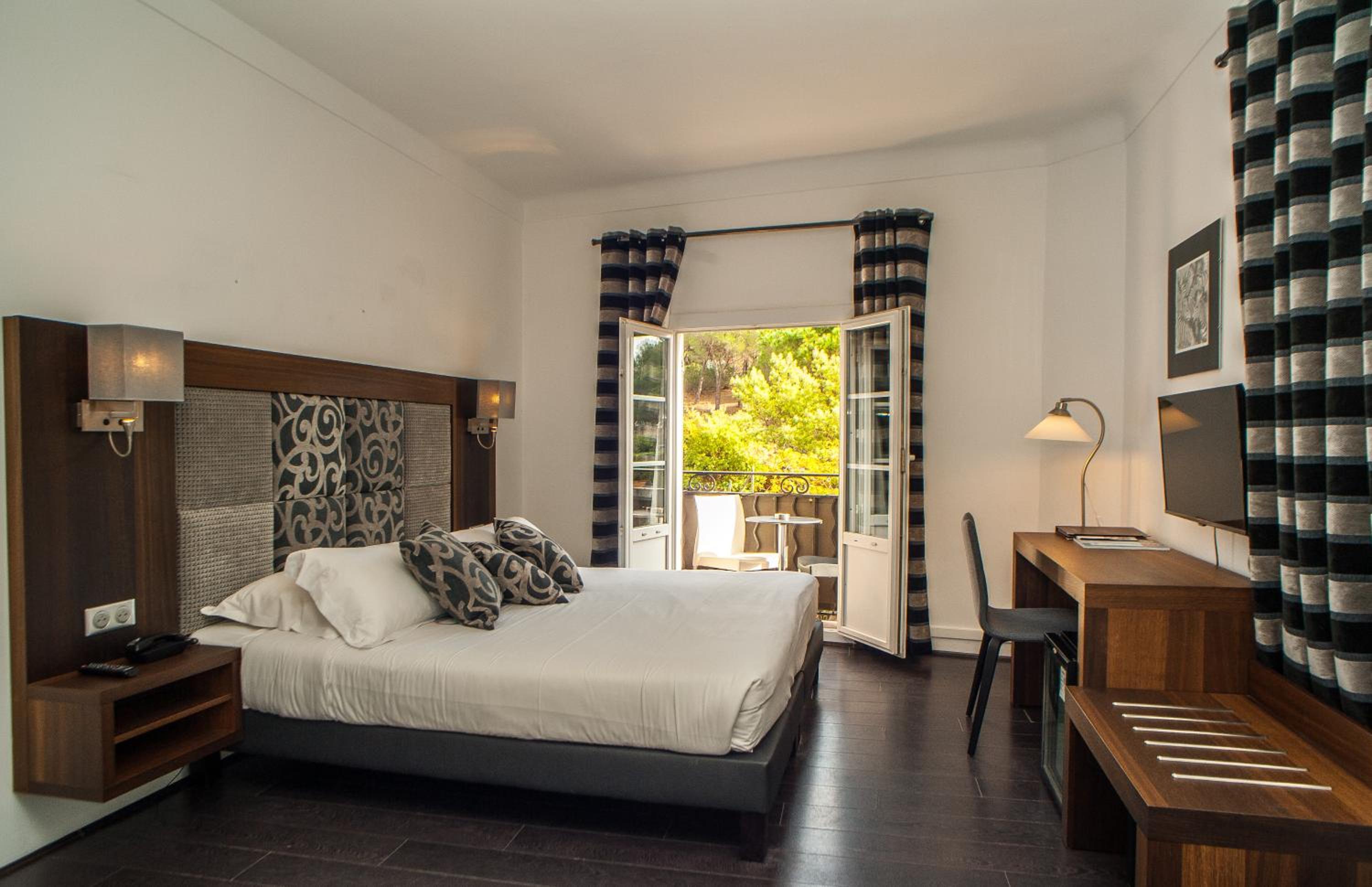 Superior Double Room with Balcony - Photo 1