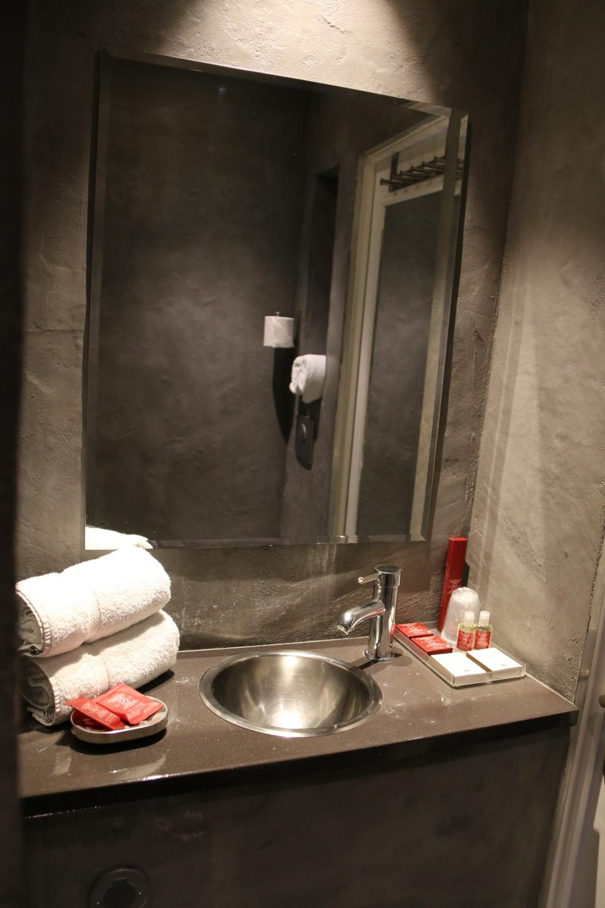 Superior Double Room with Balcony - Photo 4