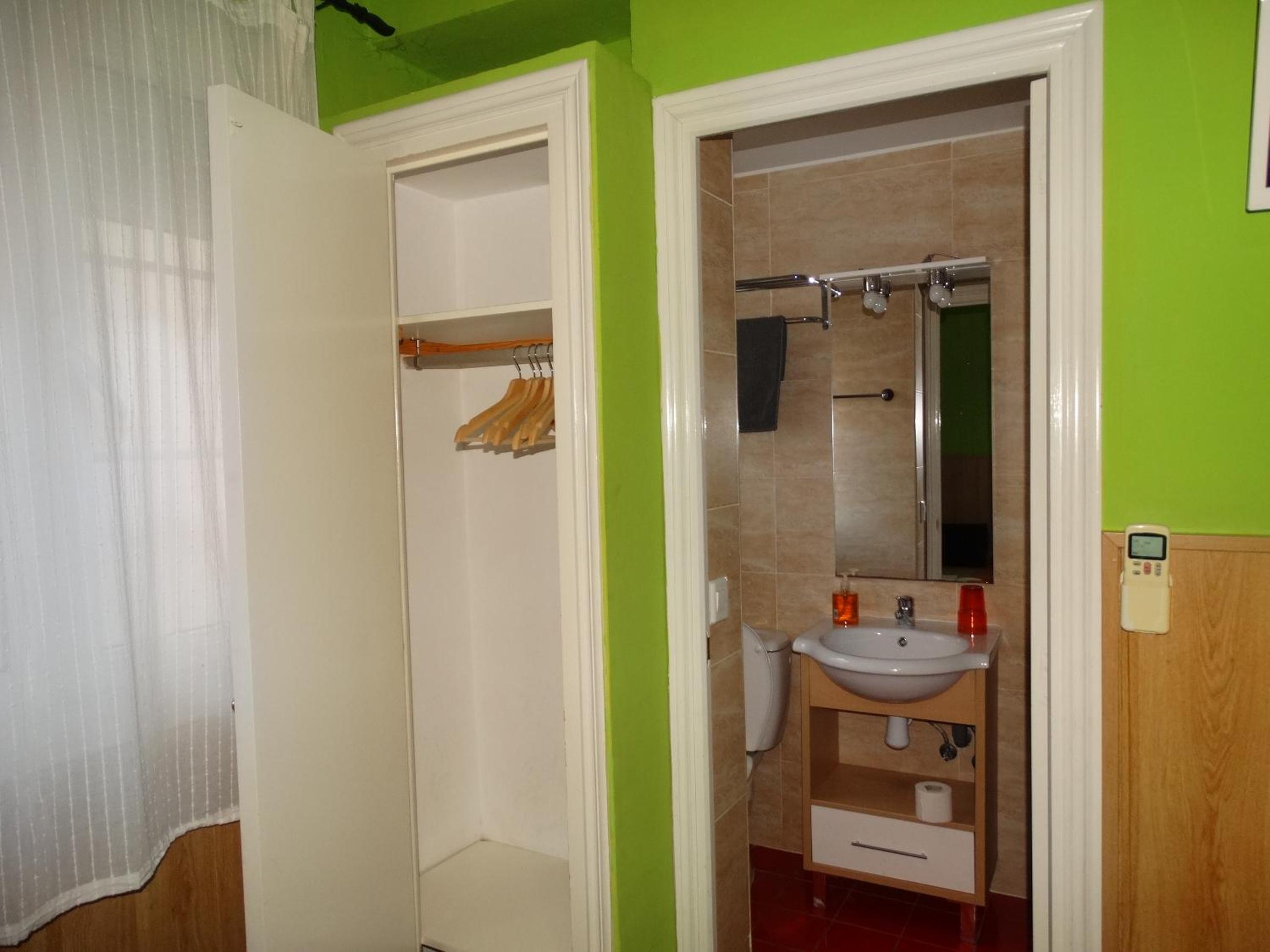 Twin Room - Photo 6