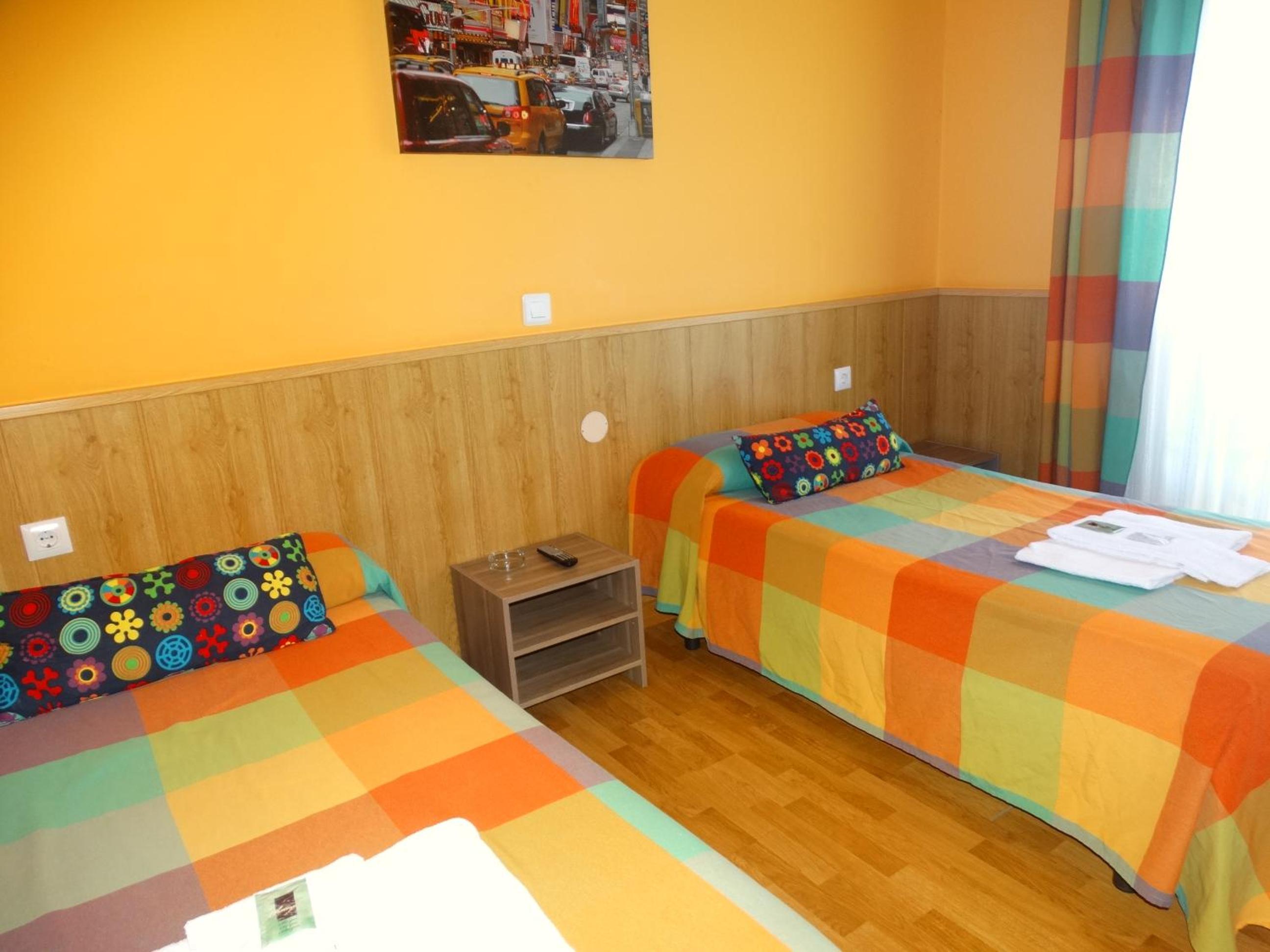 Twin Room - Photo 12