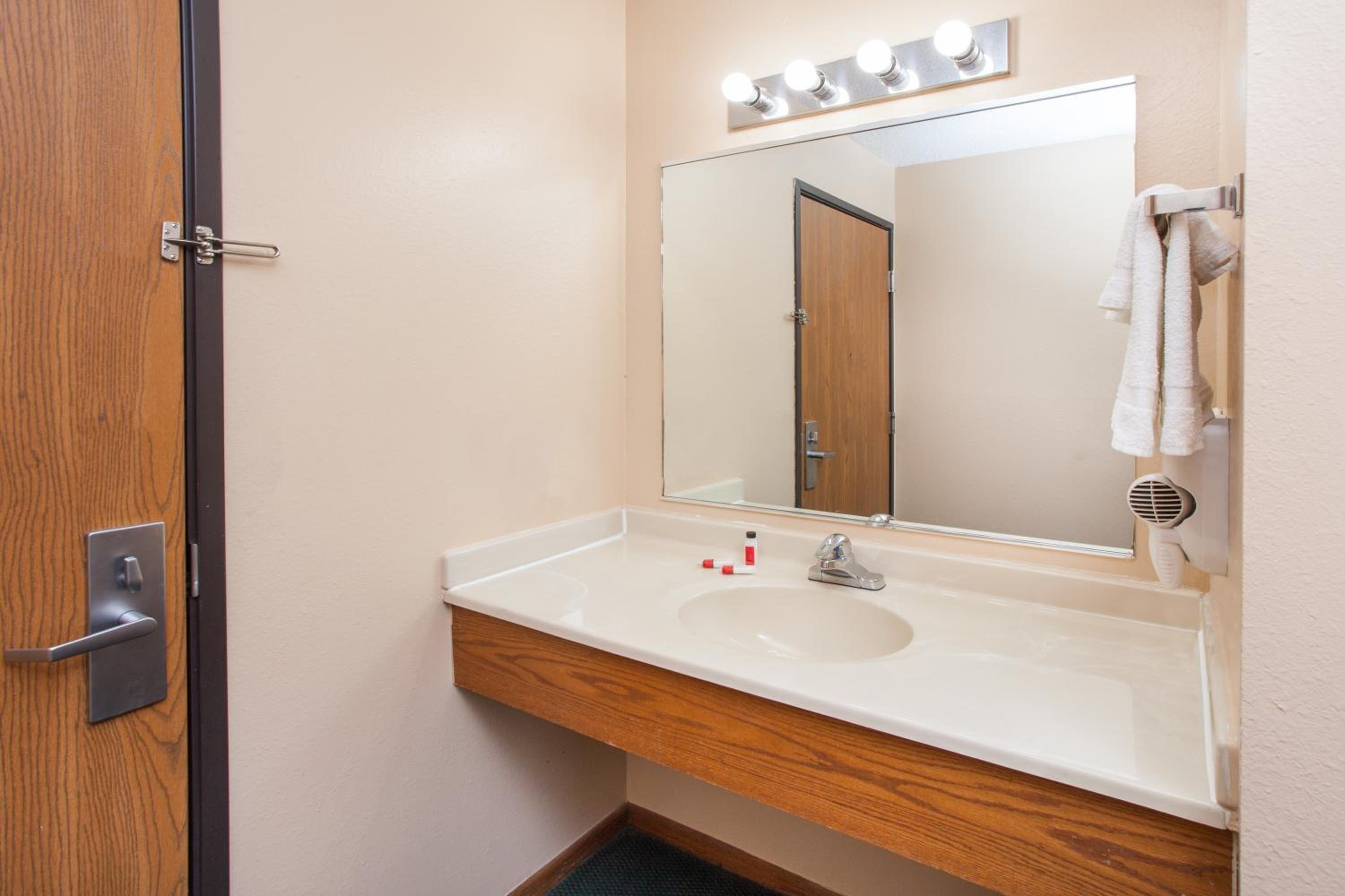 King Room - Mobility Access/Non-Smoking - Photo 4