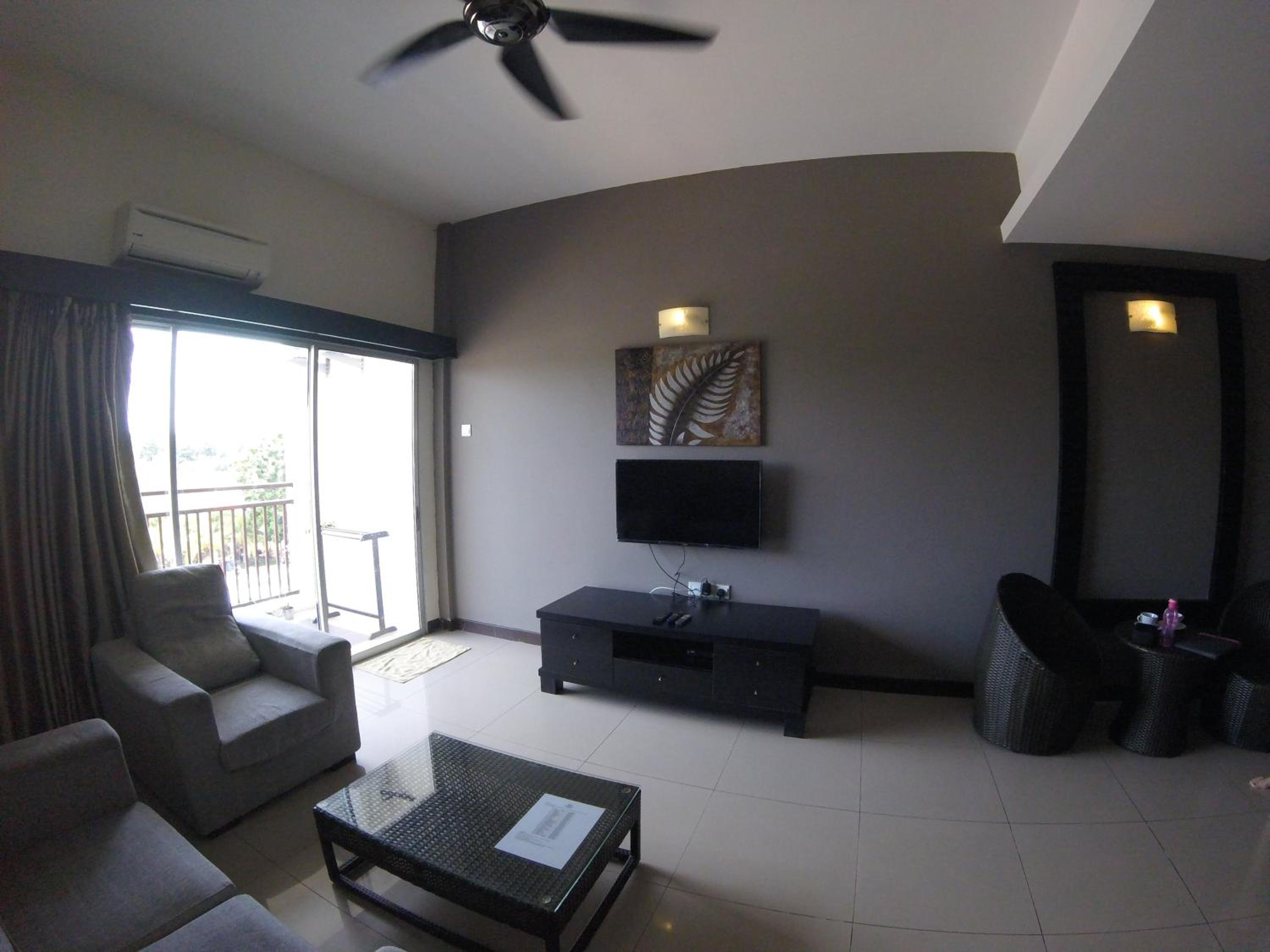 Apartment with Pool View