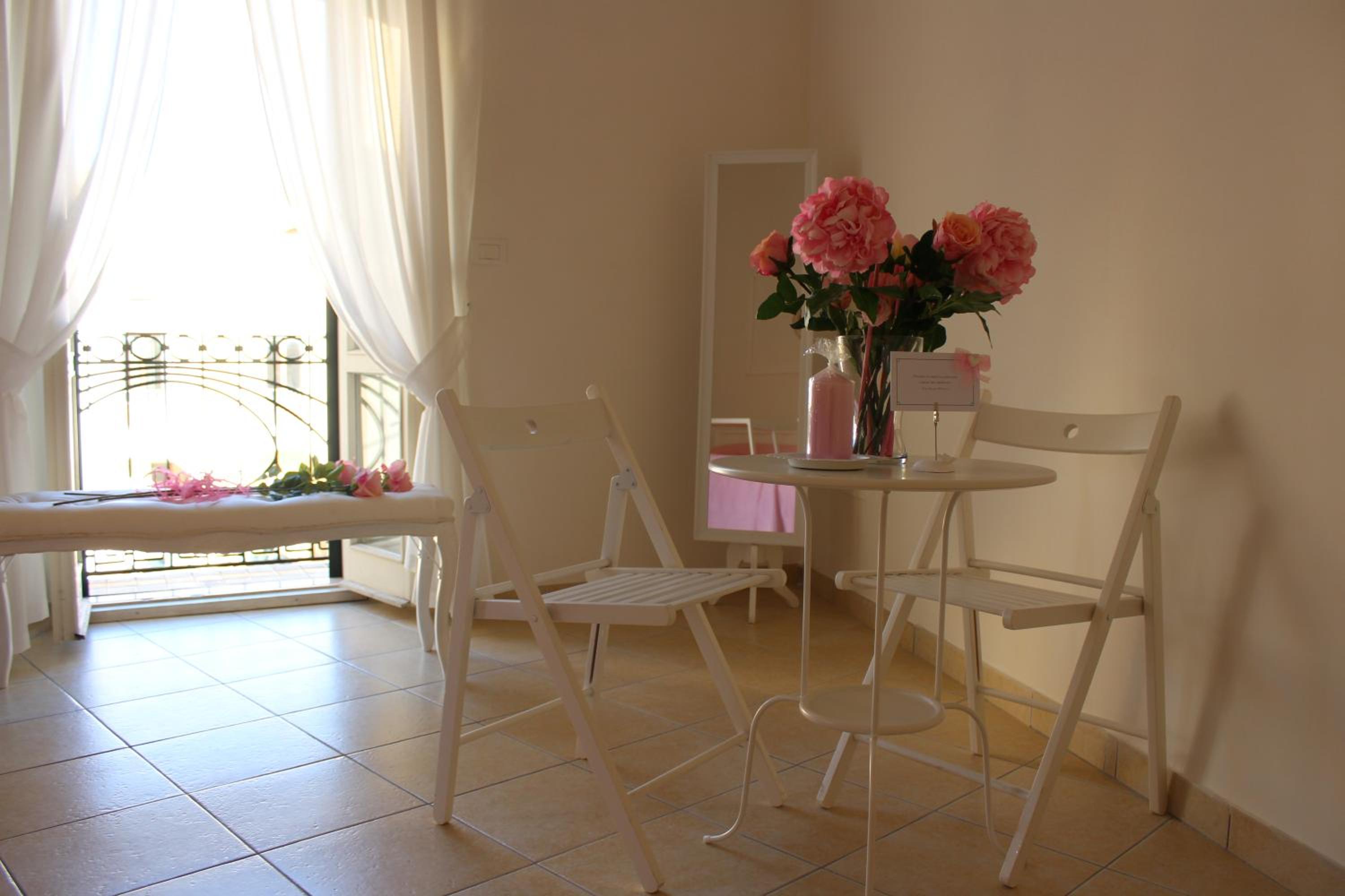 Double Room with Private External Bathroom - Photo 9