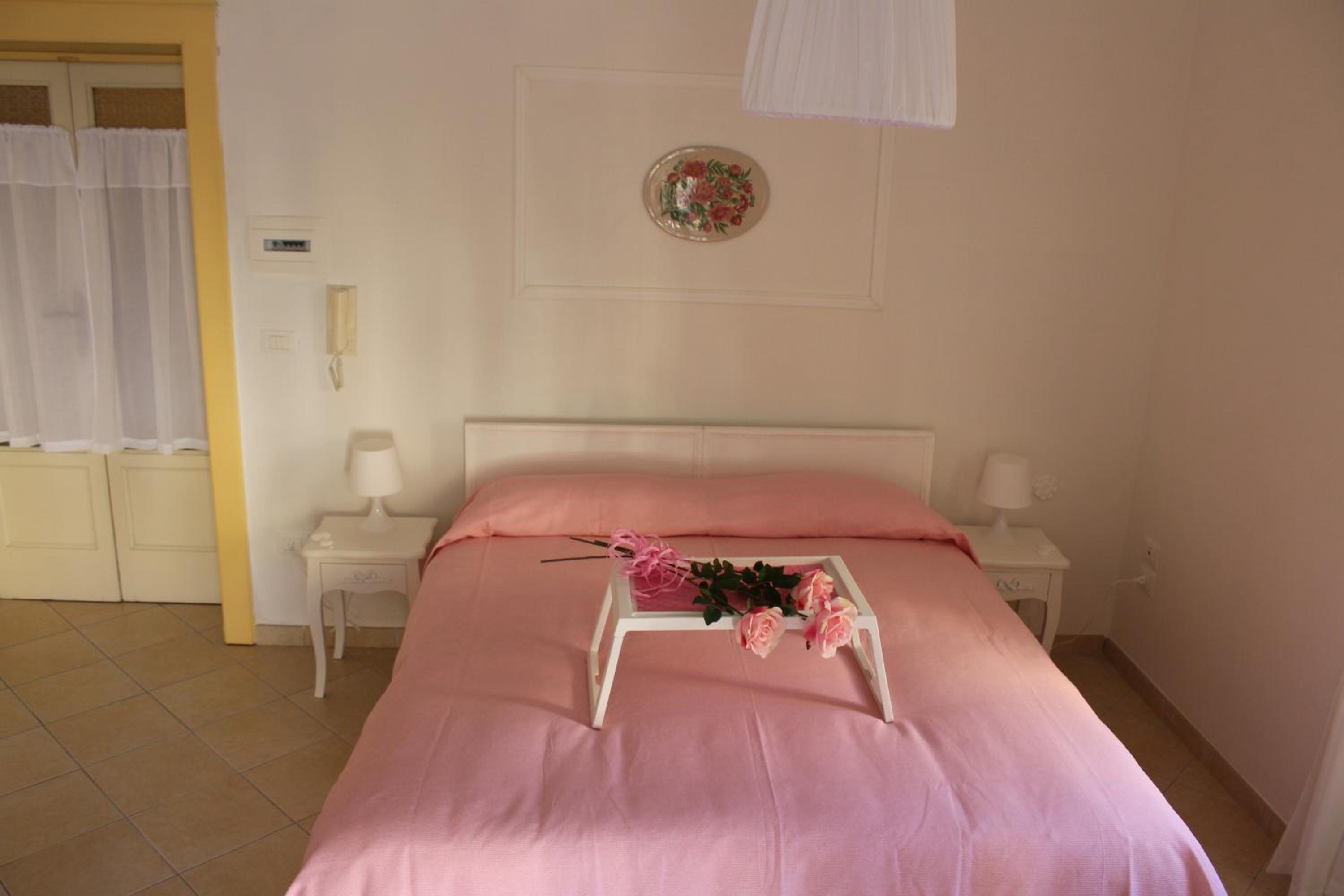 Double Room with Private External Bathroom - Photo 10