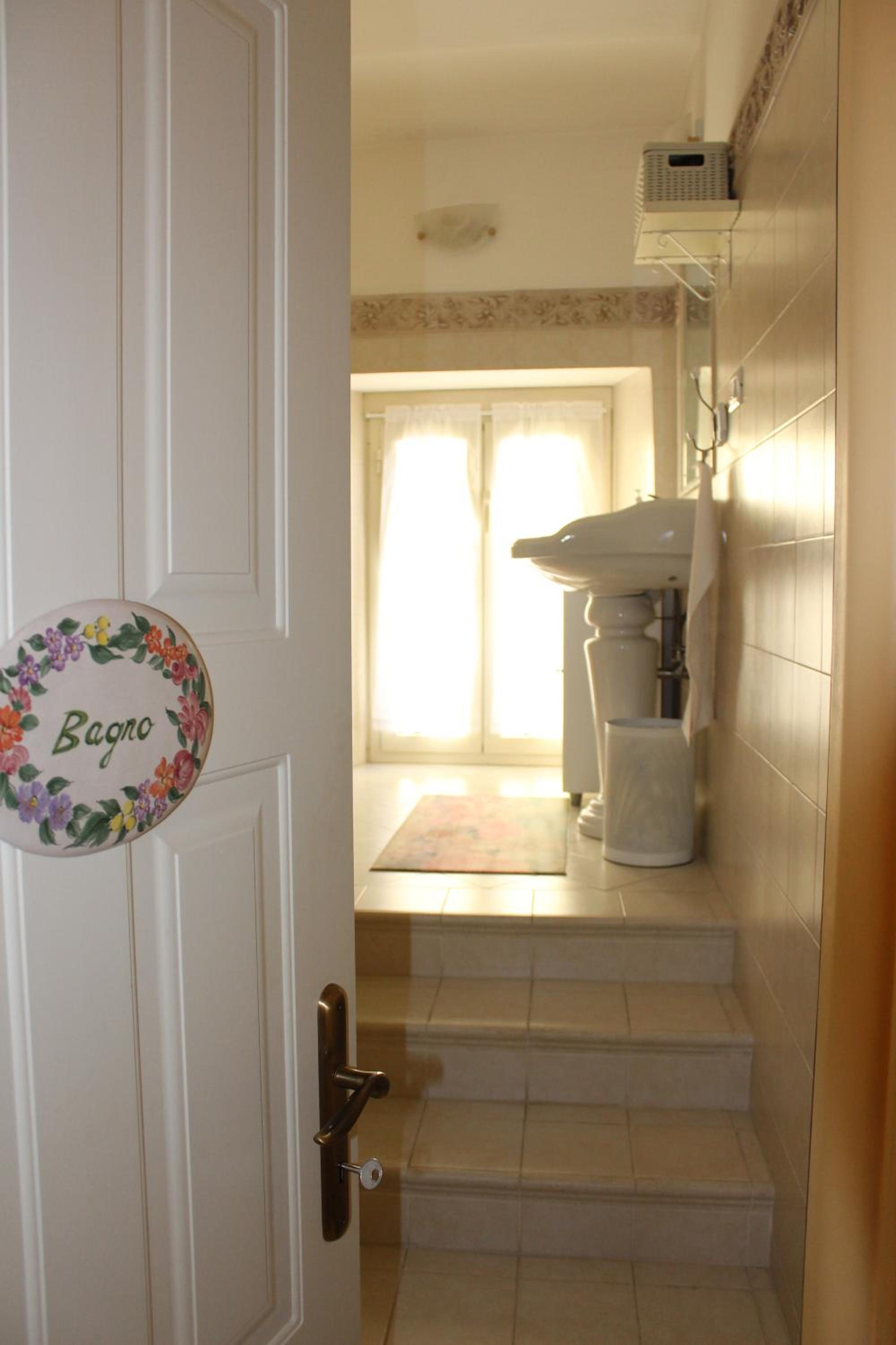 Double Room with Private External Bathroom - Photo 4
