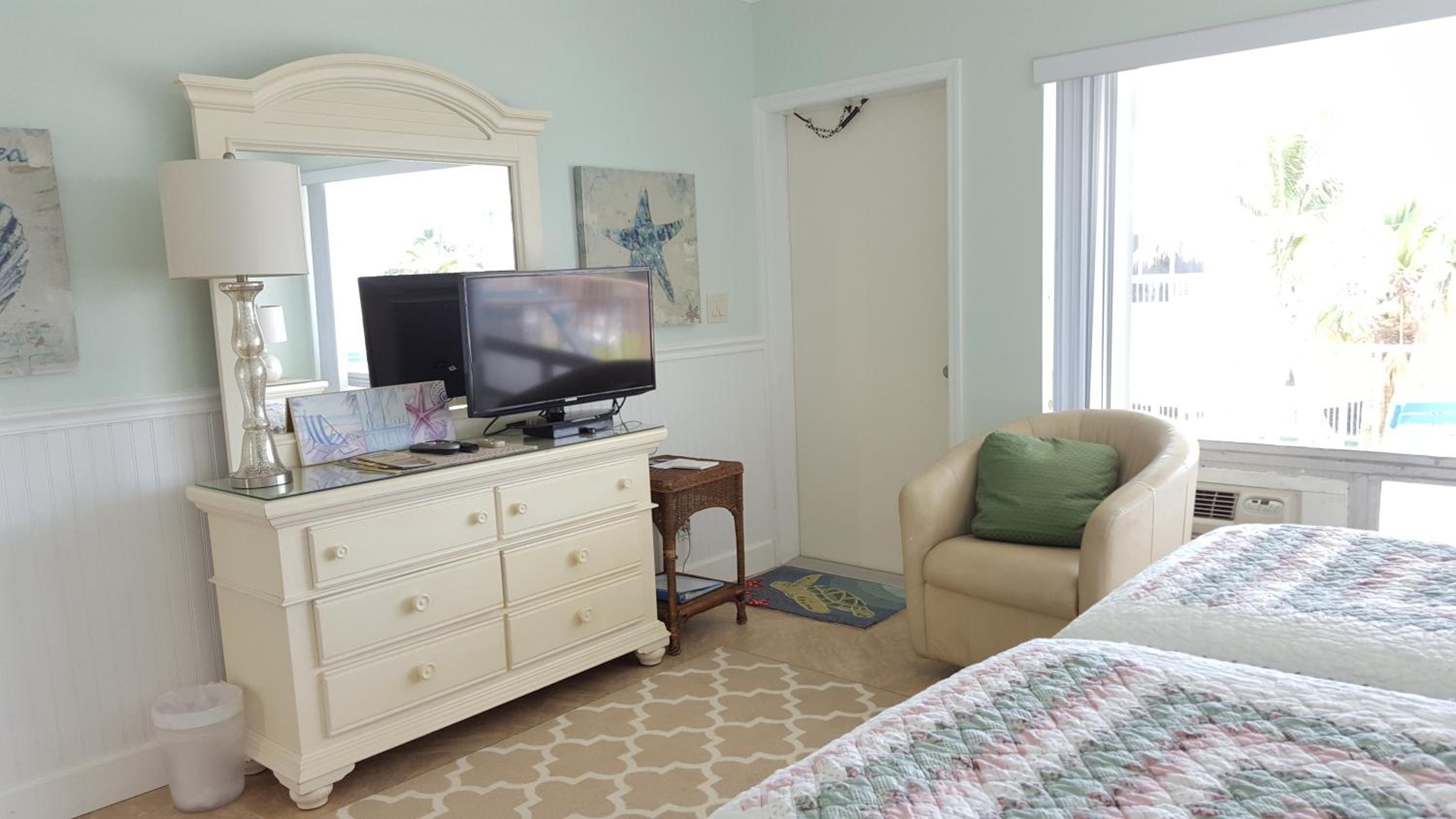 Hotel Room 207 photo 2