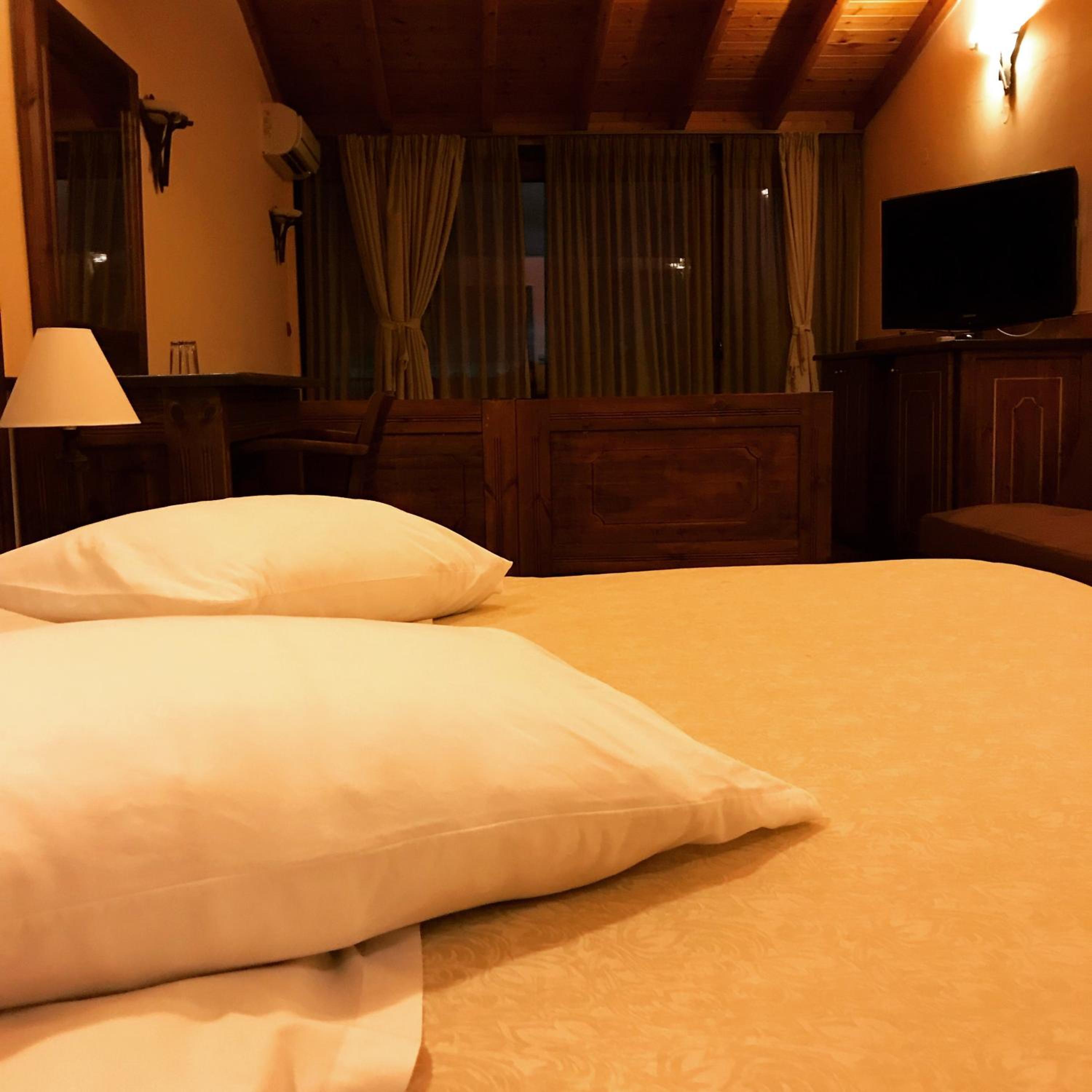 Junior Suite with Spa Bath and Lake View photo 1