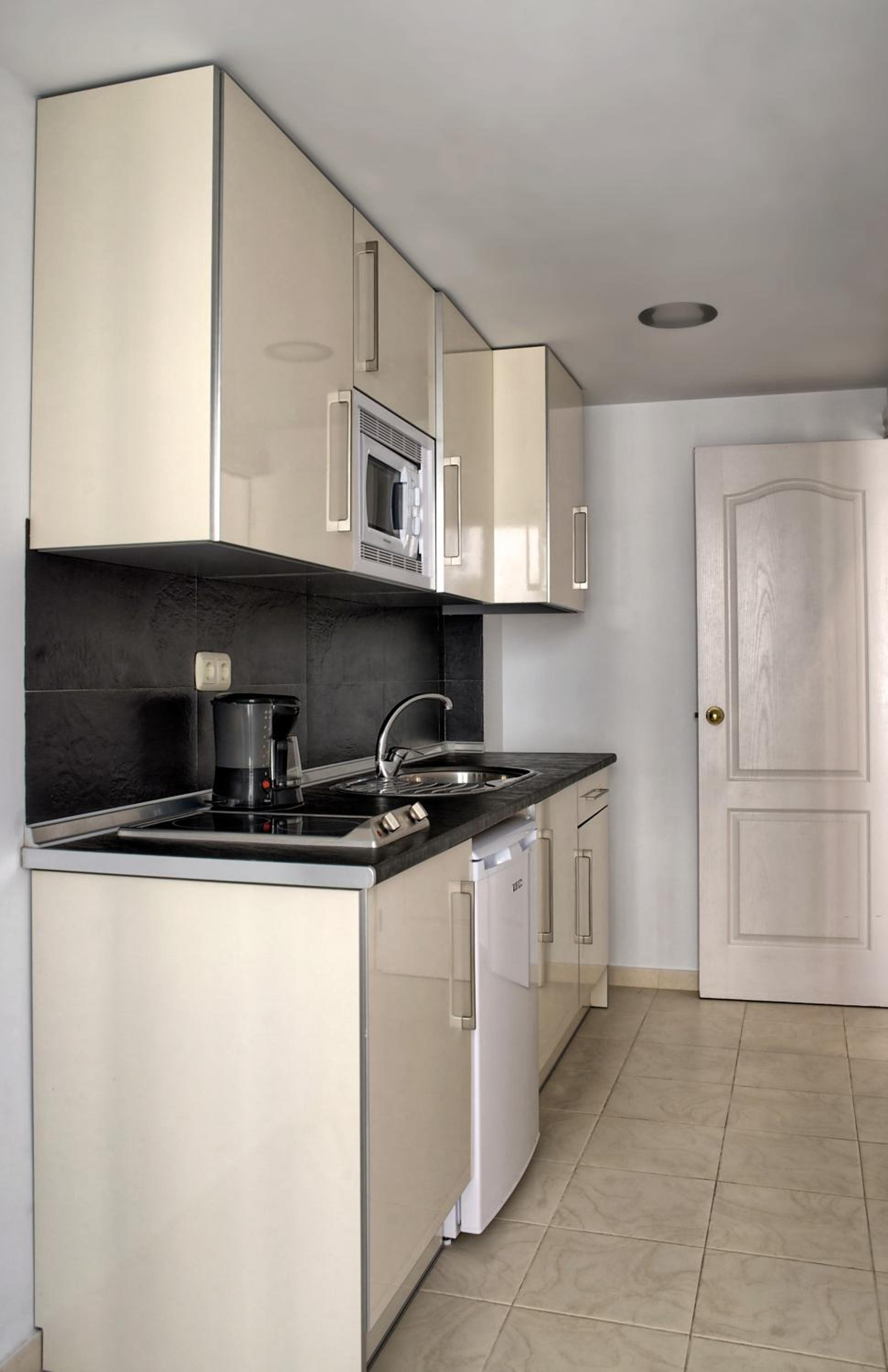 Studio with Side Sea View (1-2 Adults) - Photo 2