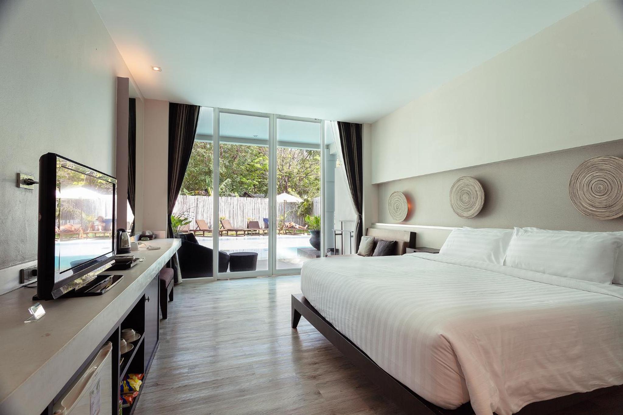 Deluxe Double or Twin Room with Pool Access photo 3
