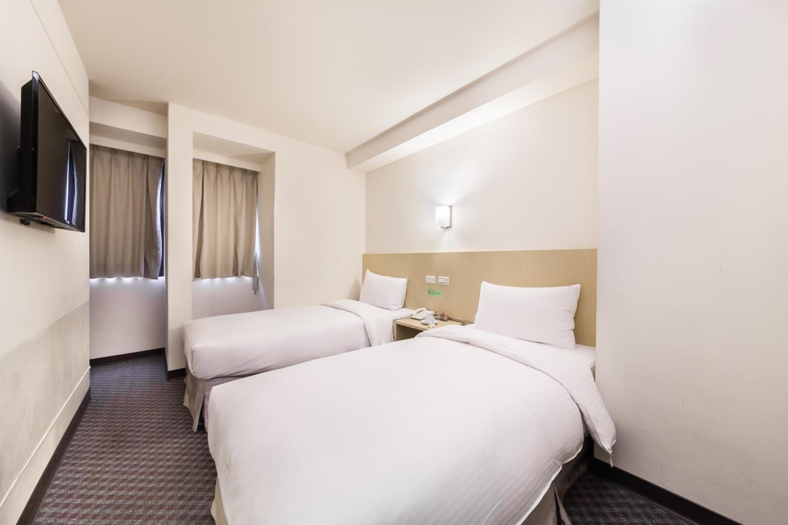 Standard Twin Room - Photo 9