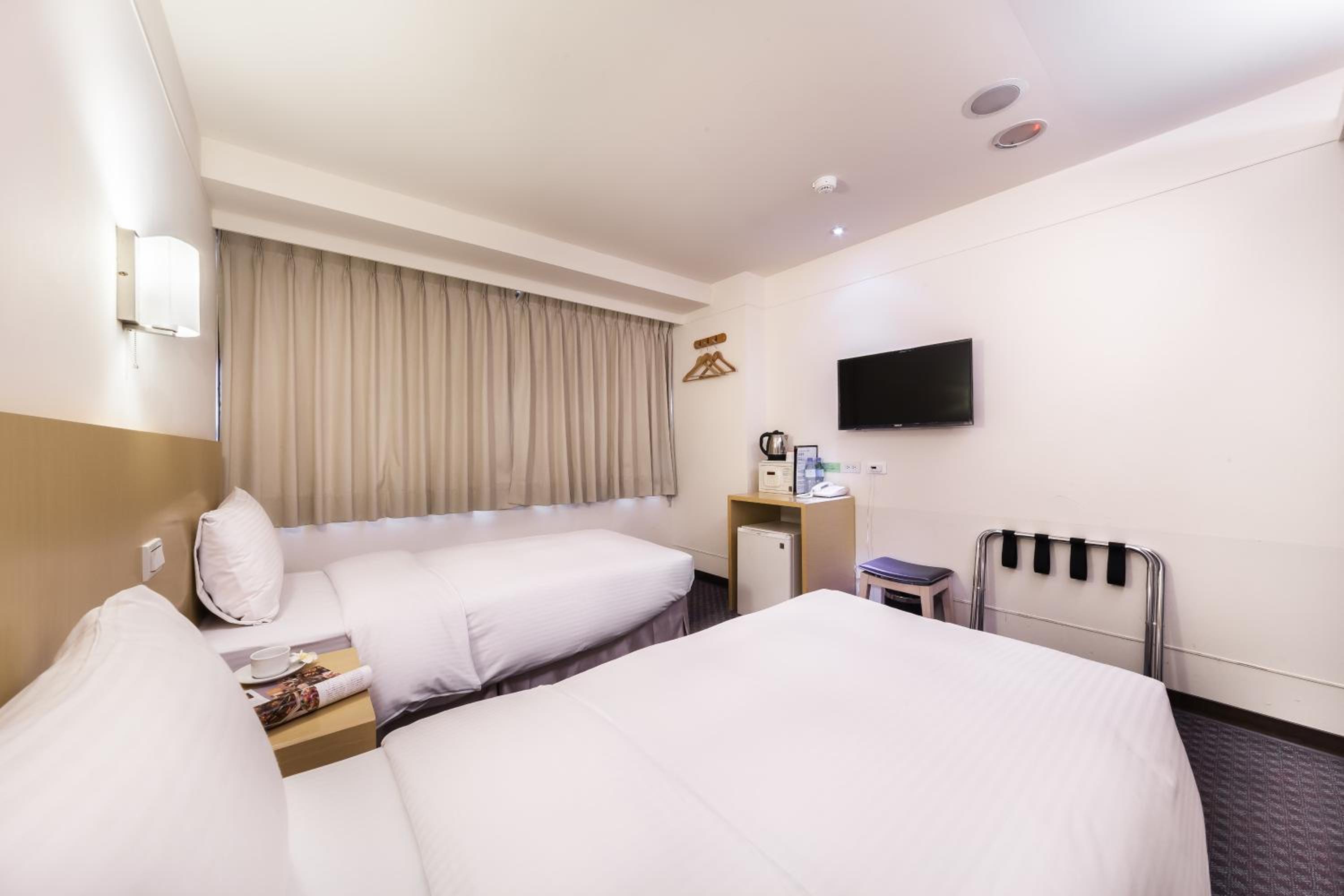 Standard Twin Room - Photo 7