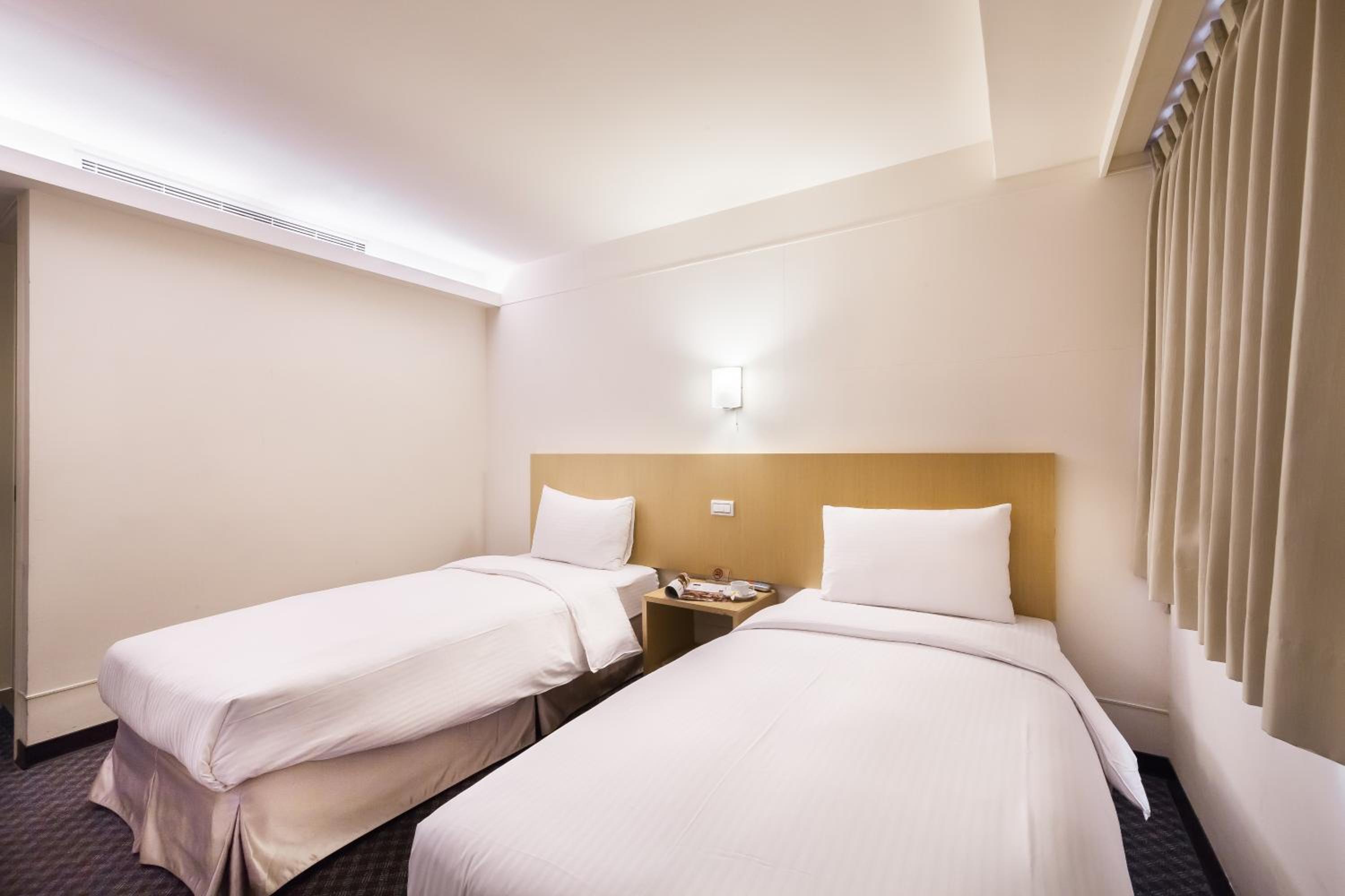 Standard Twin Room - Photo 6