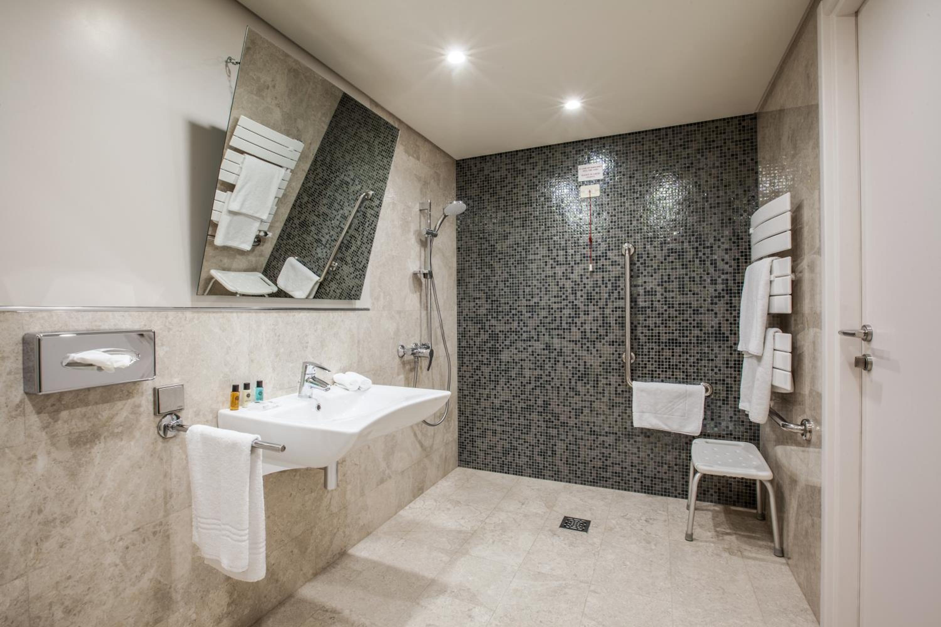 One-Bedroom King Suite with Balcony and Garden View - Photo 3
