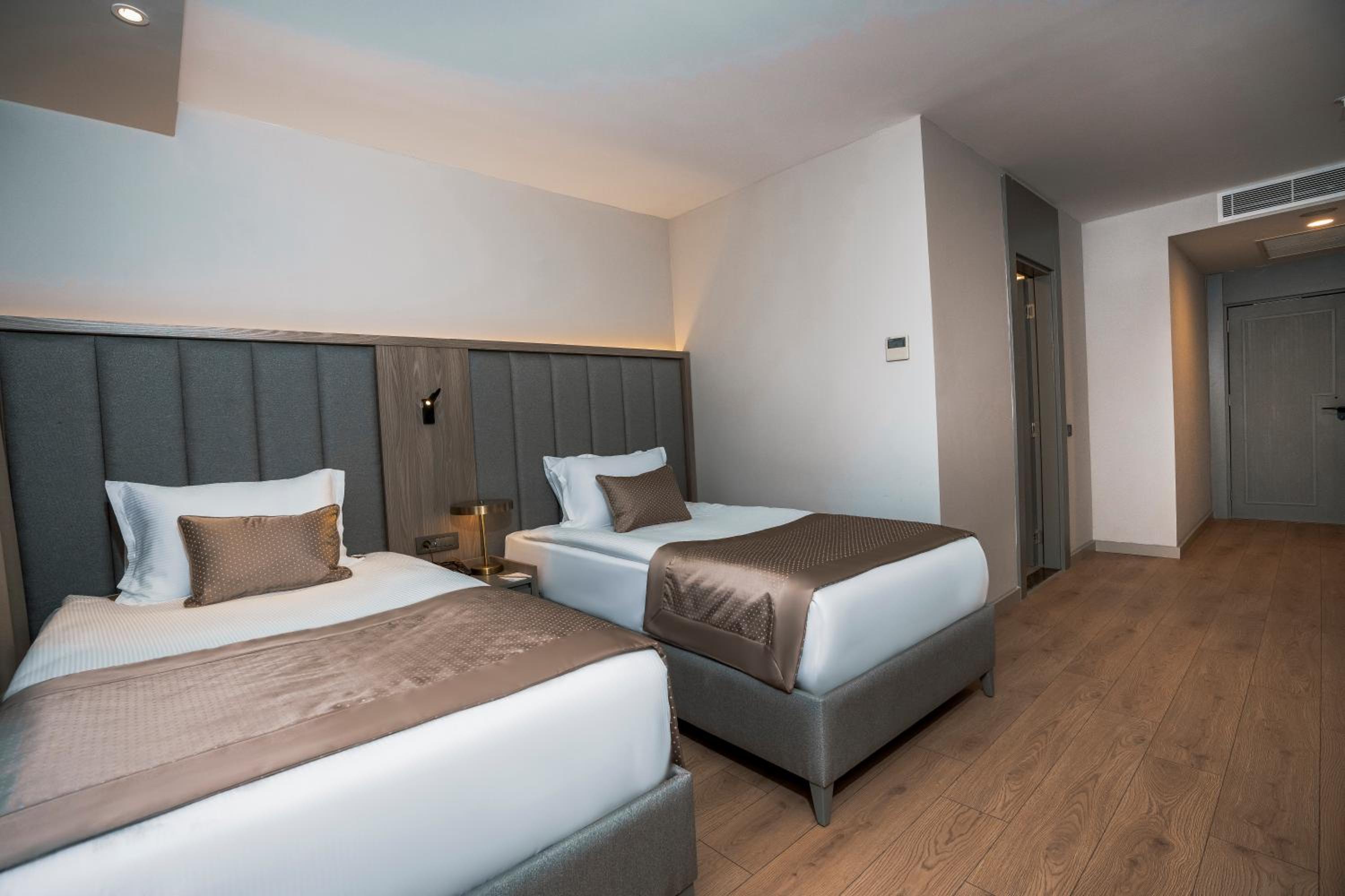 Double or Zweibettzimmer mit Poolblick