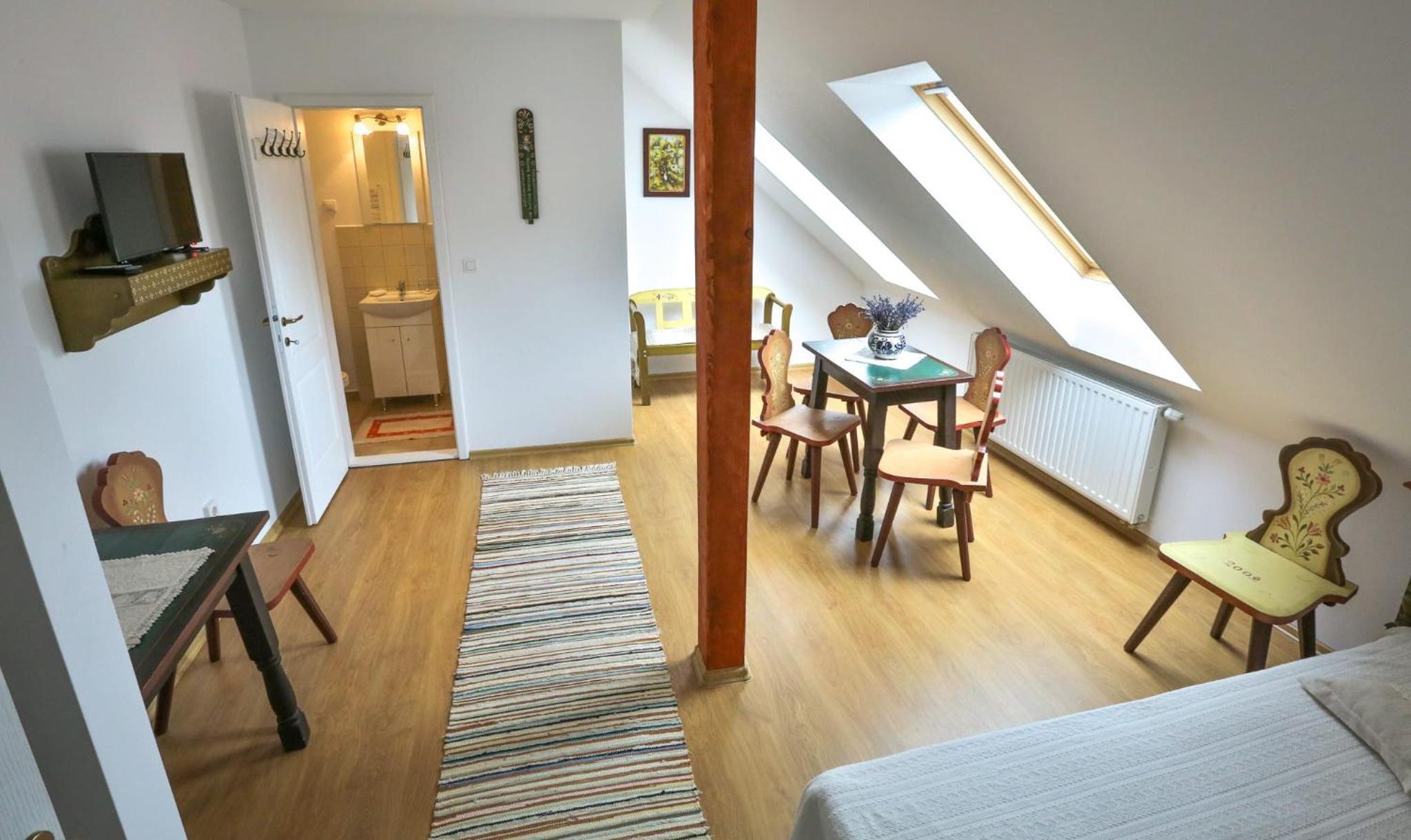 Twin Room with Private Bathroom photo 1