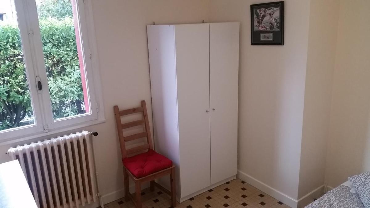 Single Room with Private Bathroom photo 2