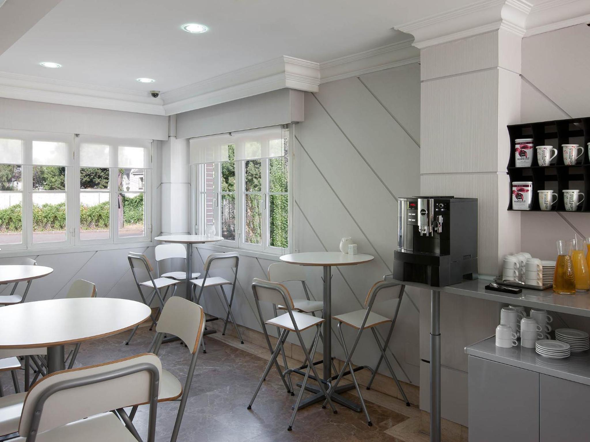 Two-Bedroom Apartment (4 Adults) - Photo 2