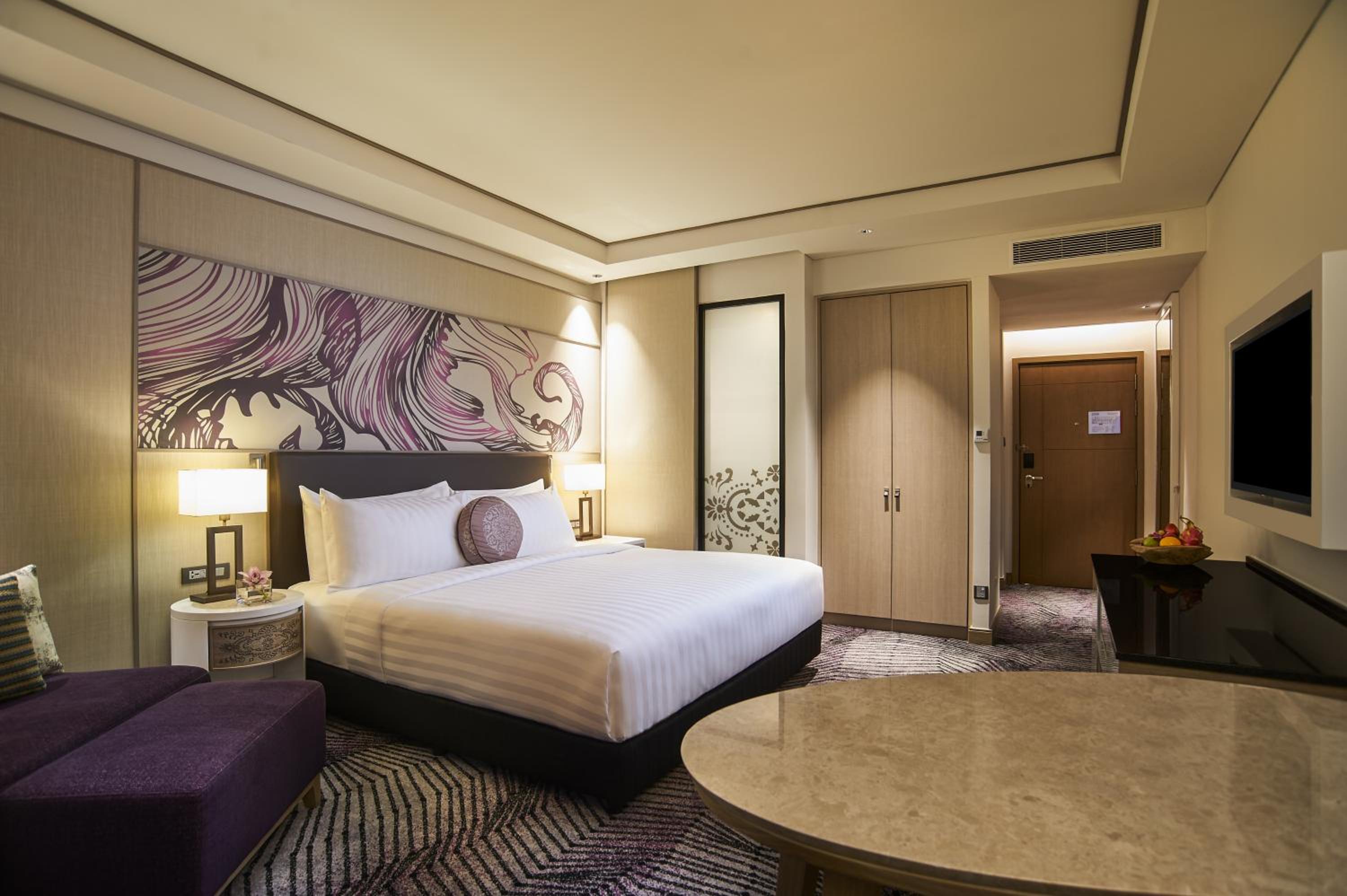 Deluxe Pool Access King Room